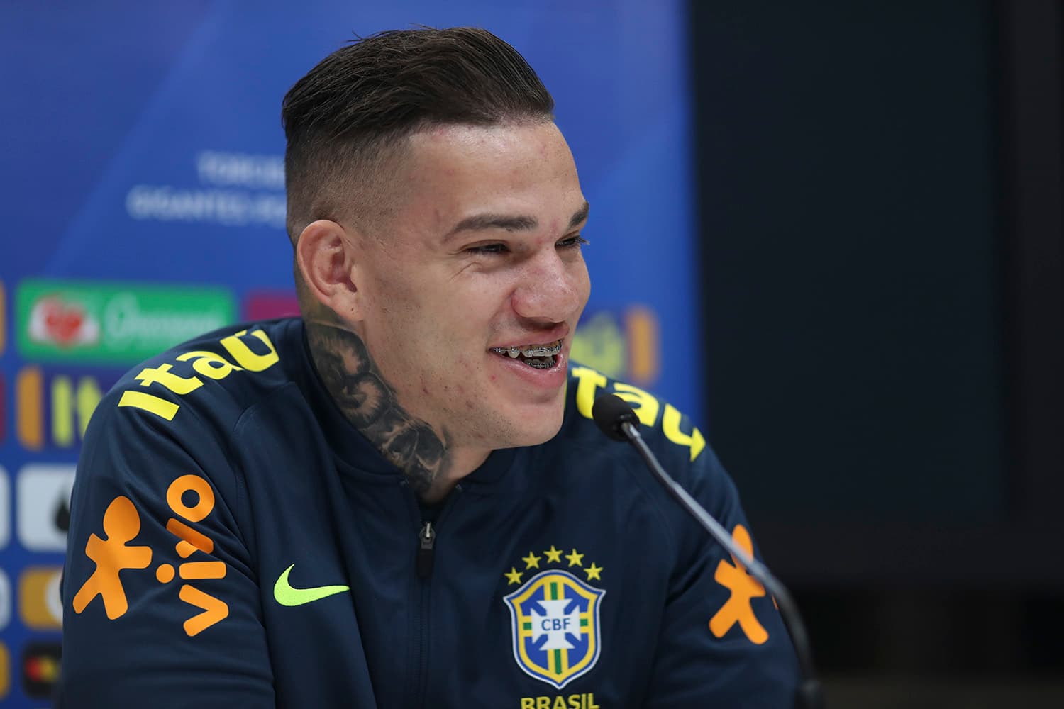 O goleiro Ederson, da seleção brasileira, participa de entrevista coletiva no CT do Tottenham – 09/10/2018