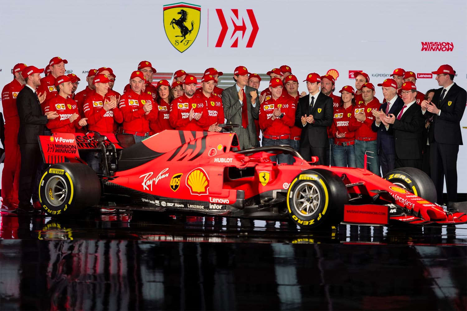 Equipe da Scuderia Ferrari apresenta novo carro para a Fórmula 1