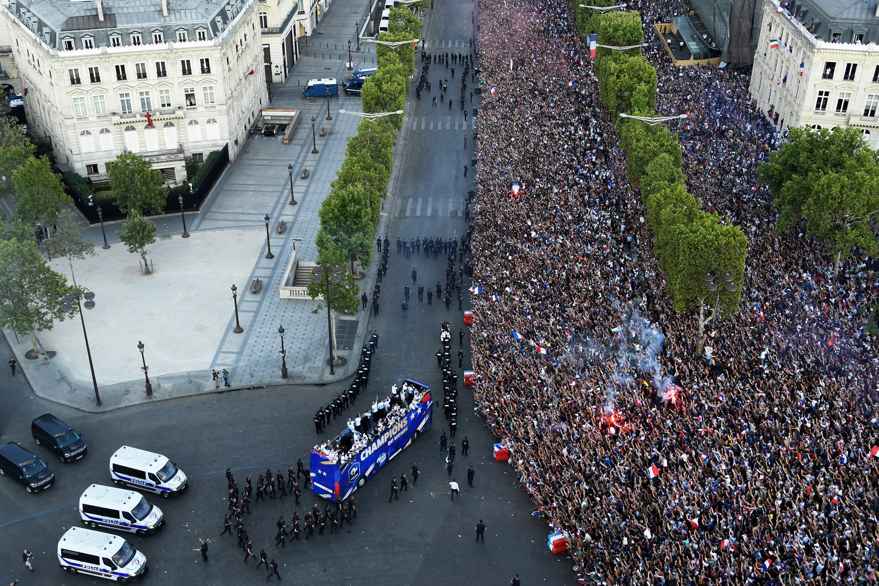 Jogadores da seleção francesa comemoram sobre o teto de um ônibus ao chegar na avenida Champs-Elysees em Paris após conquista da Copa do Mundo da Rússia – 16/07/2018