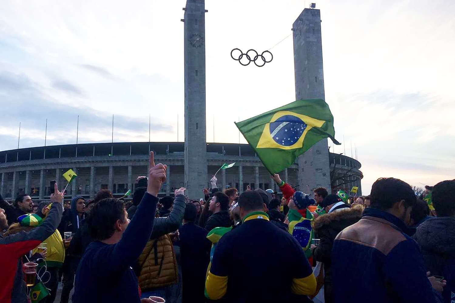Torcedores comemoram vitória da Seleção Brasileira contra a Alemanha, nos arredores do Estádio Olímpico de Berlim - 27/03/2018