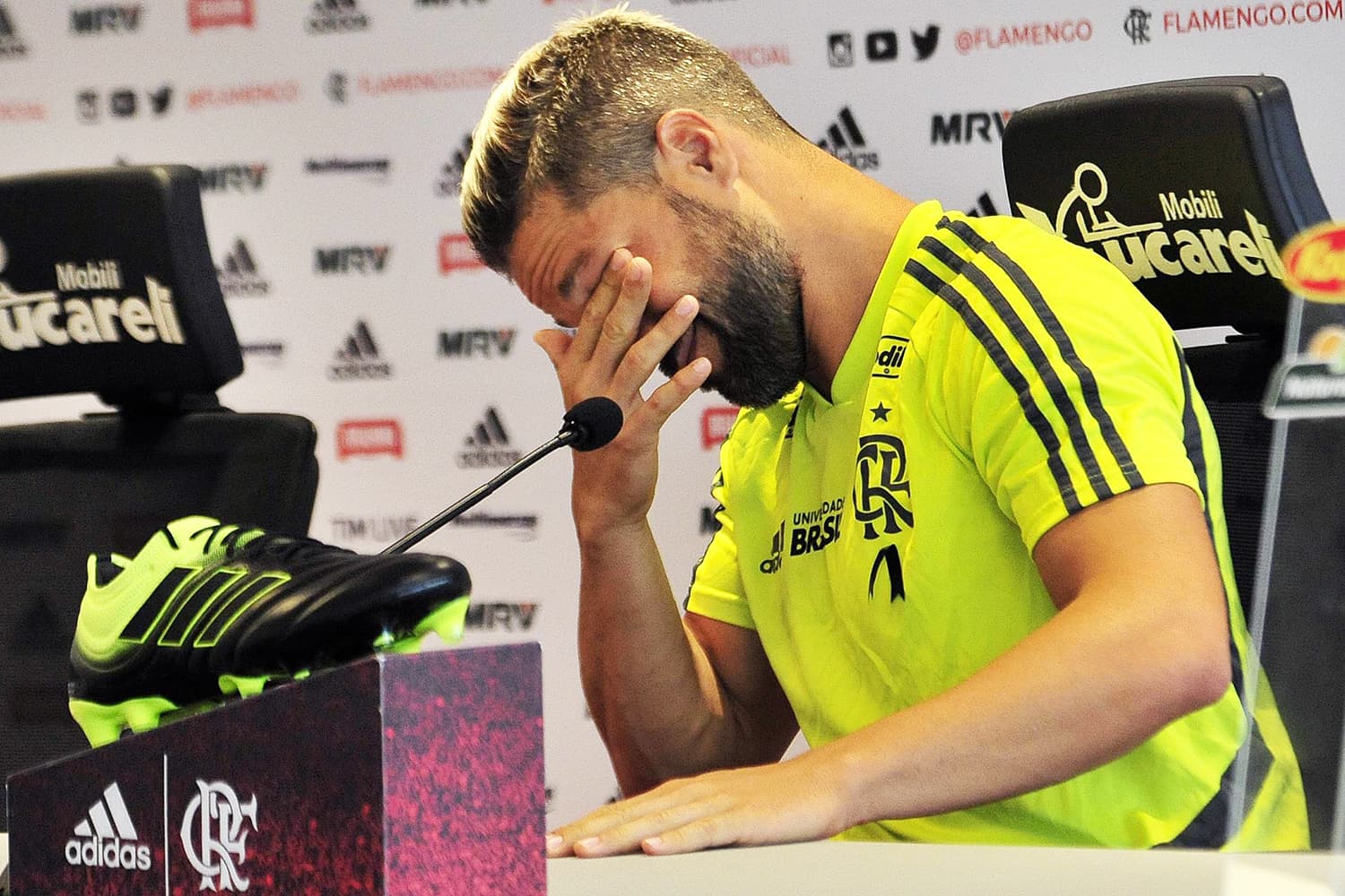 O jogador Diego, do Flamengo, chora durante  coletiva de imprensa no CT do Ninho do Urubu, no Rio de Janeiro (RJ) – 12/02/2019