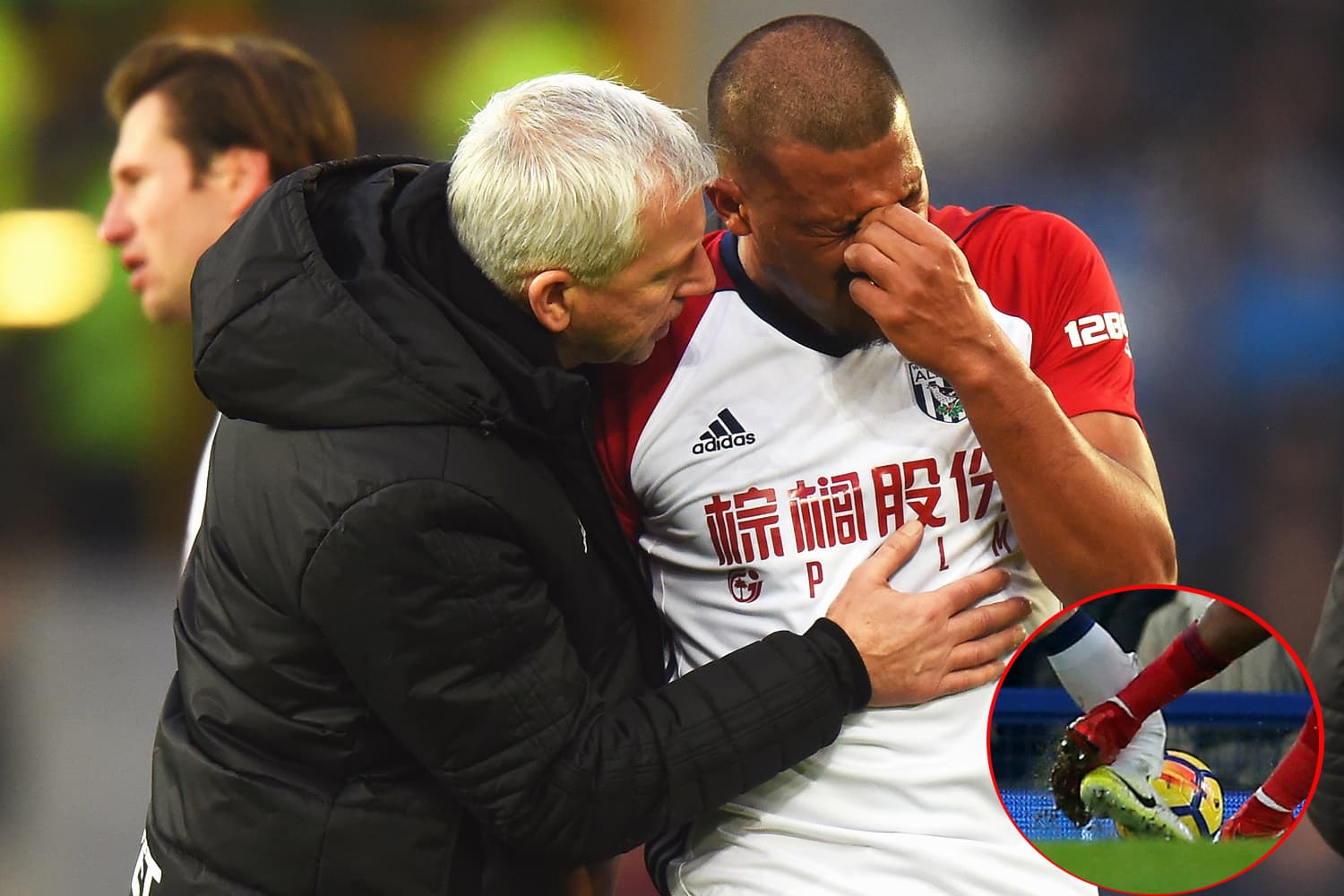 O atacante Salomón Rondón, do West Bromwich, chora após causar fratura em adversário