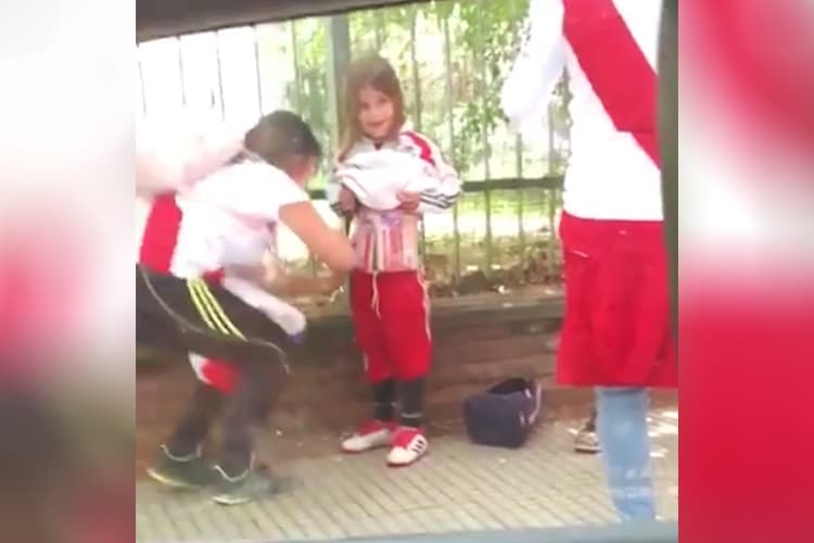 Torcedora do River Plate esconde sinalizadores em criança