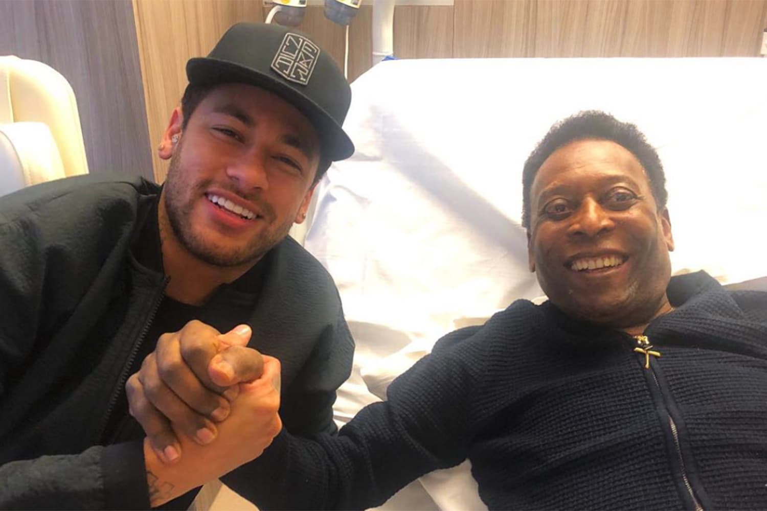 Neymar visita Pelé em hospital de Paris