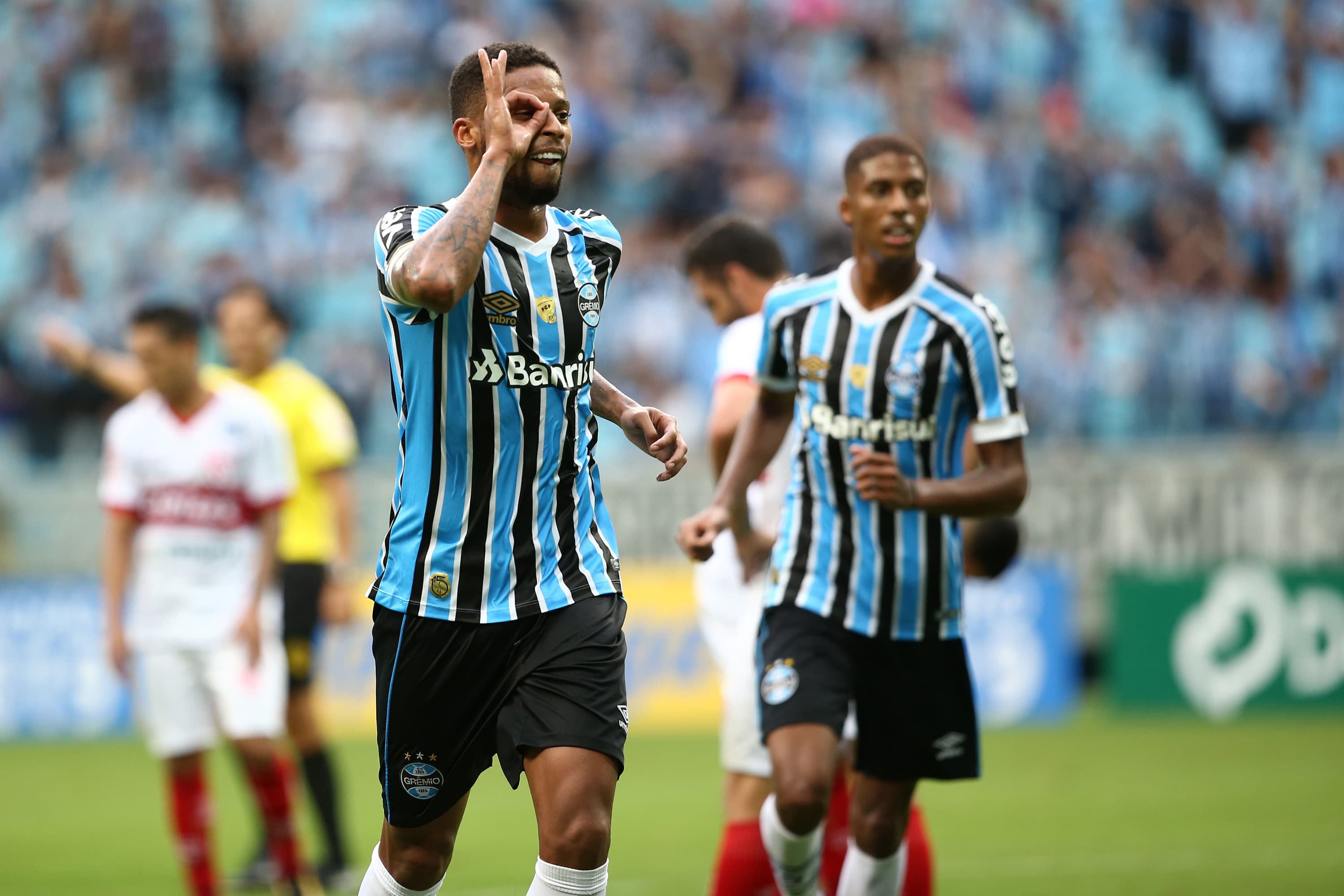 O atacante André do Grêmio comemora gol na vitória sobre o São Luiz, em partida válida pela semifinal do Campeonato Gaúcho, na Arena do Grêmio – 07/04/2019