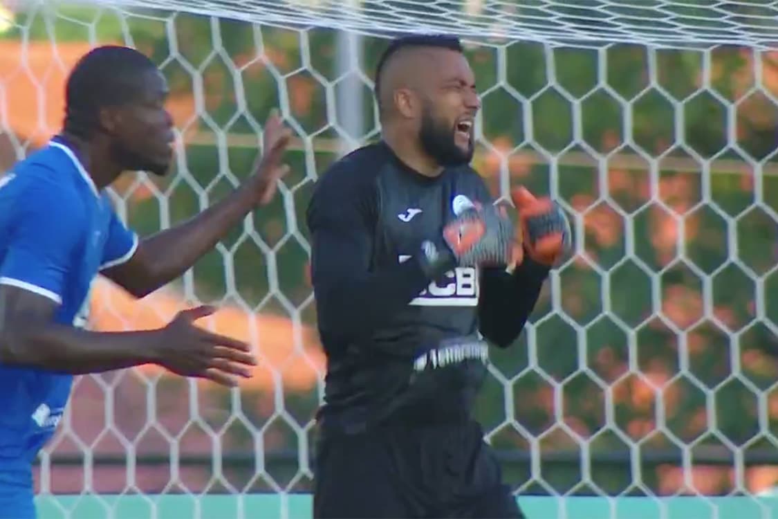 Henal, goleiro do São Bento, chora após falhar em gol contra durante partida contra o São Caetano – 31/01/2019