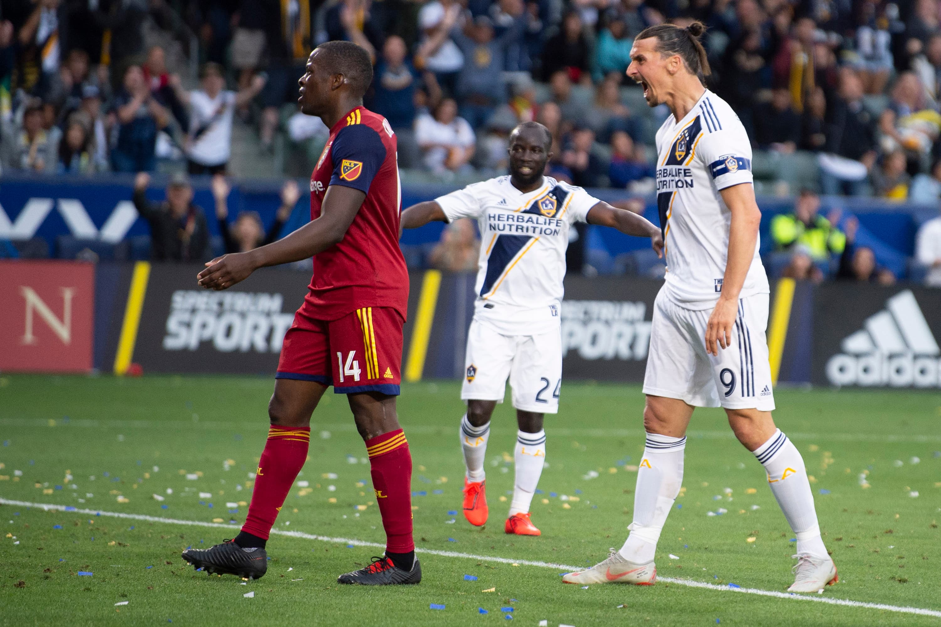 O atacante do LA Galaxy Zlatan Ibrahimovic provoca o zagueiro Nedum Onuoha após marcar contra o Real Salt Lake em partida da MLS