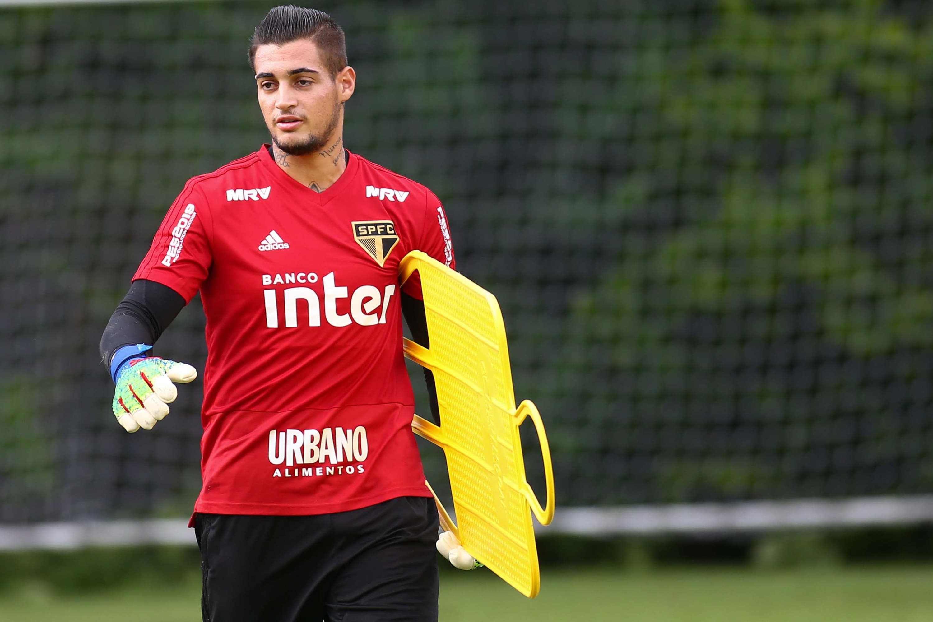 O goleiro Jean durante treino do São Paulo no CT da Barra Funda