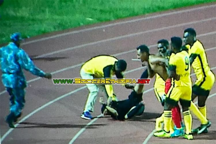 Jogadores do Wolwalo agridem o árbitro Eyassu Gente, após a marcação de um gol duvidoso na partida contra o Wolwalo Adigrat University, pelo Campeonato Etíope