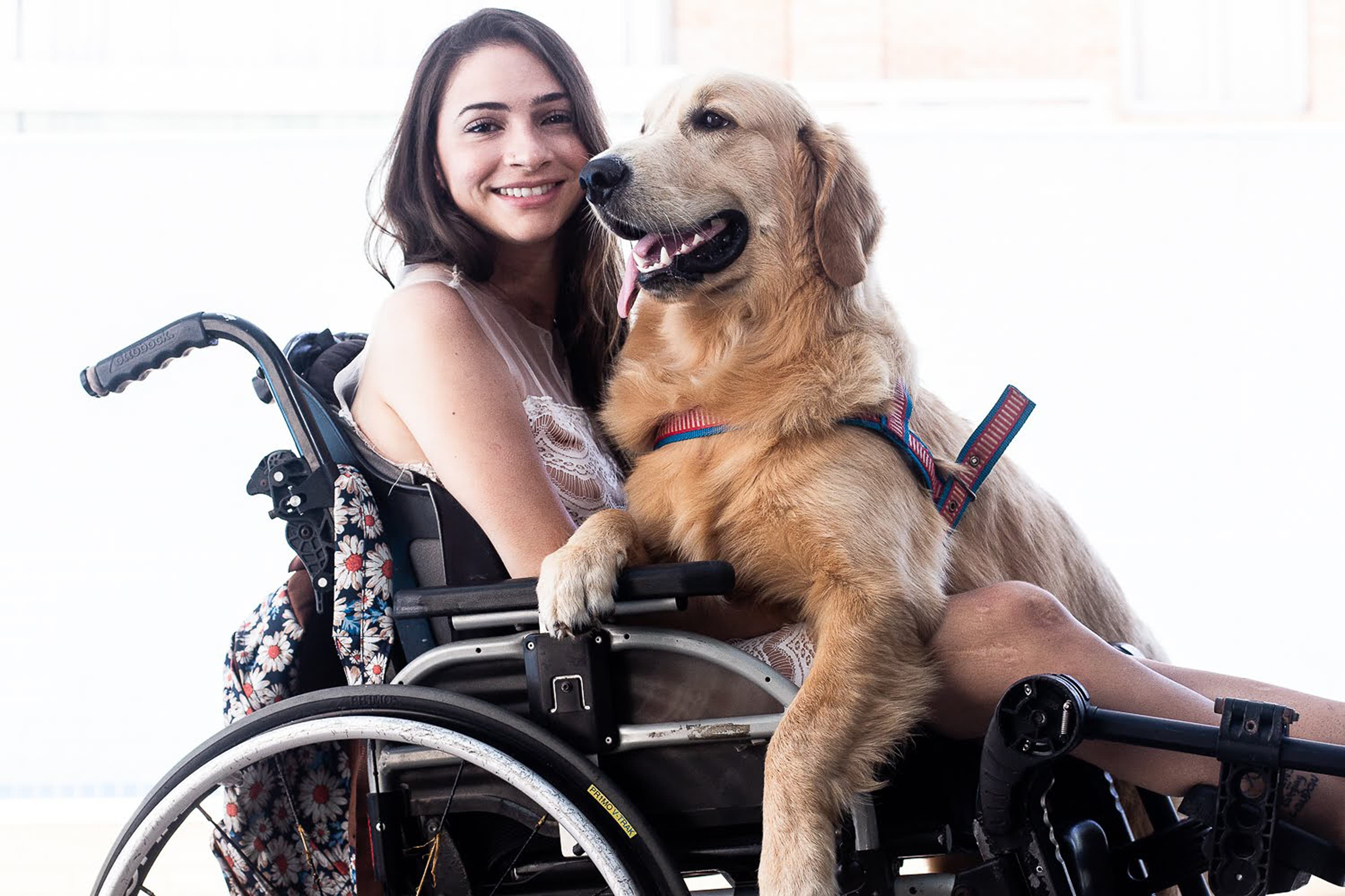A ex-ginasta Laís Souza posa para foto com seu cão Skank, em apartamento localizado em Vila Velha (ES) – 16/01/2019