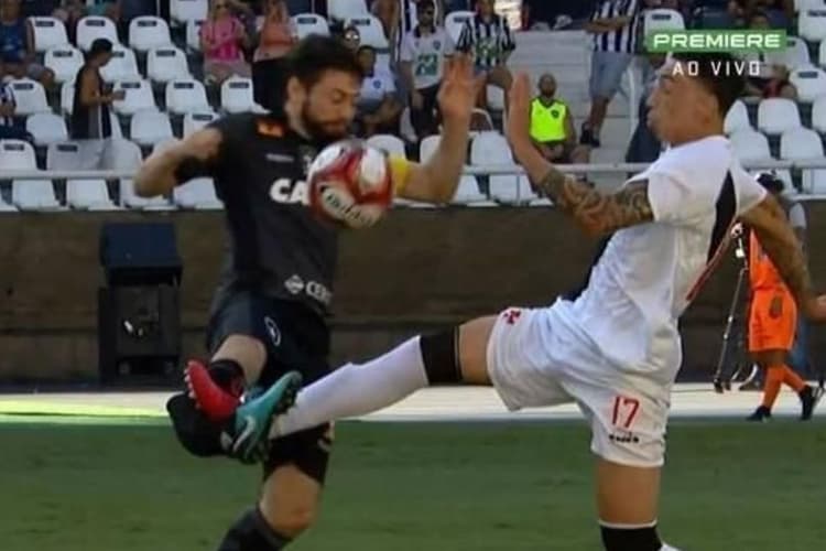 João Paulo, do Botafogo, se lesiona em lance com Rildo, do Vasco