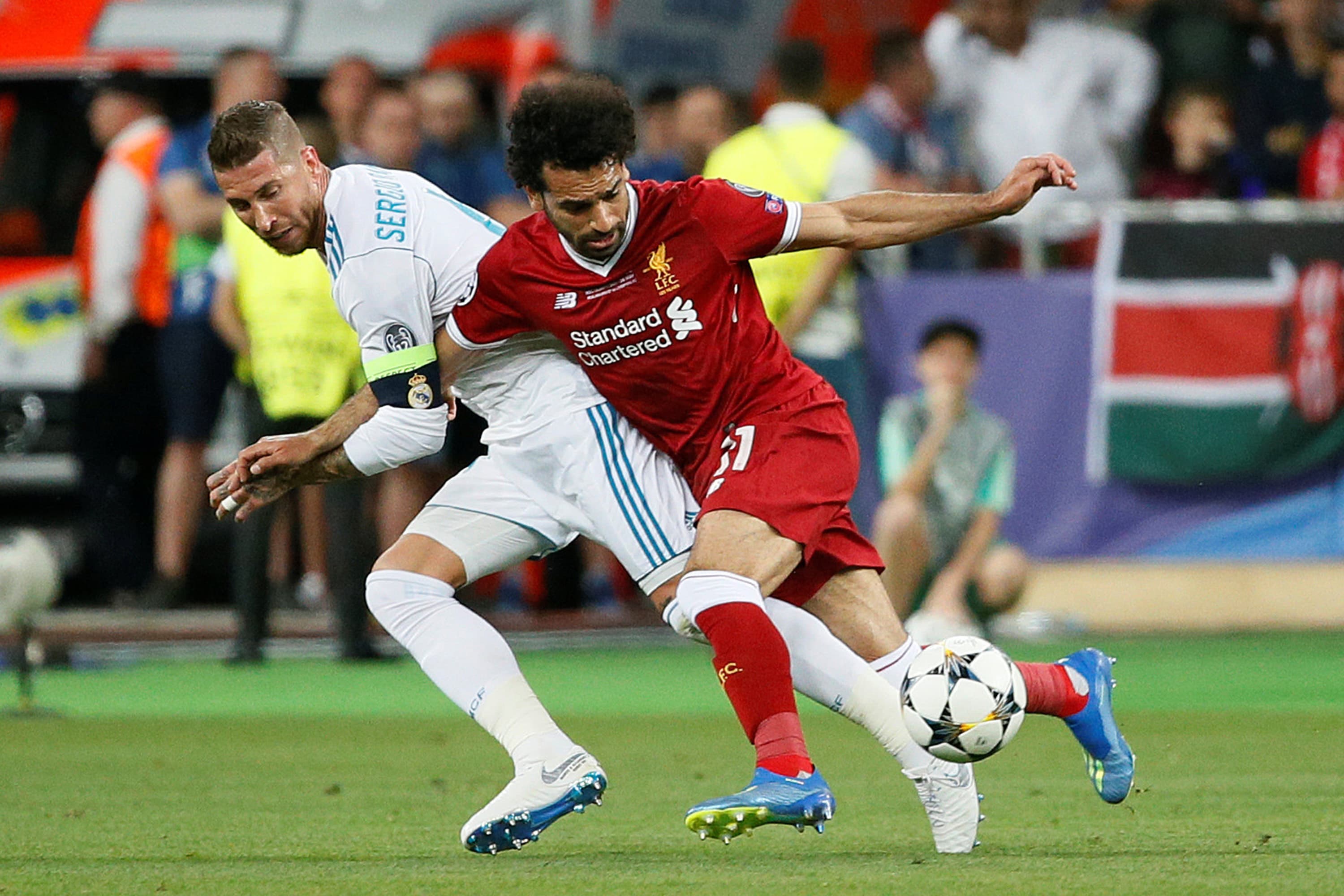 O atacante egípcio Mohamed Salah, do Liverpool, machuca o ombro em disputa com o zagueiro Sergio Ramos, do Real Madrid – 26/05/2018
