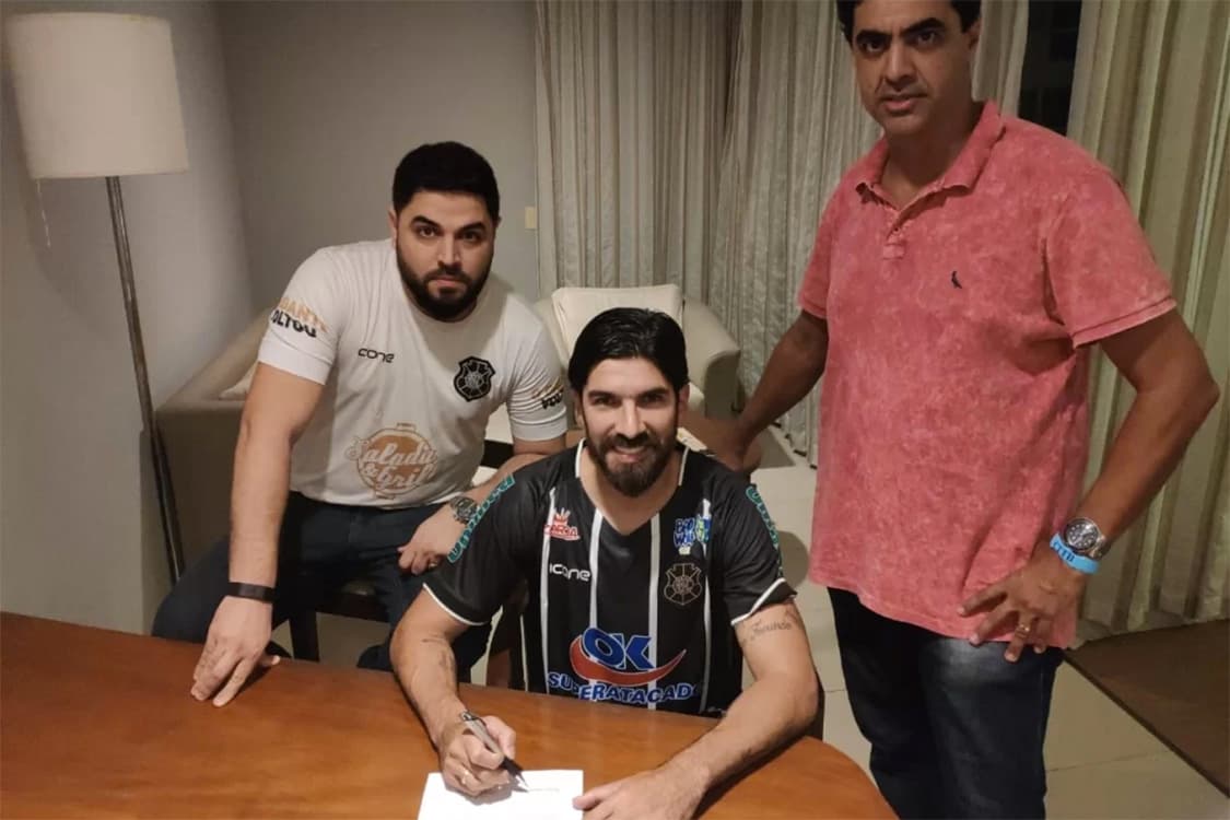 Loco Abreu assina contrato para jogar pelo Rio Branco