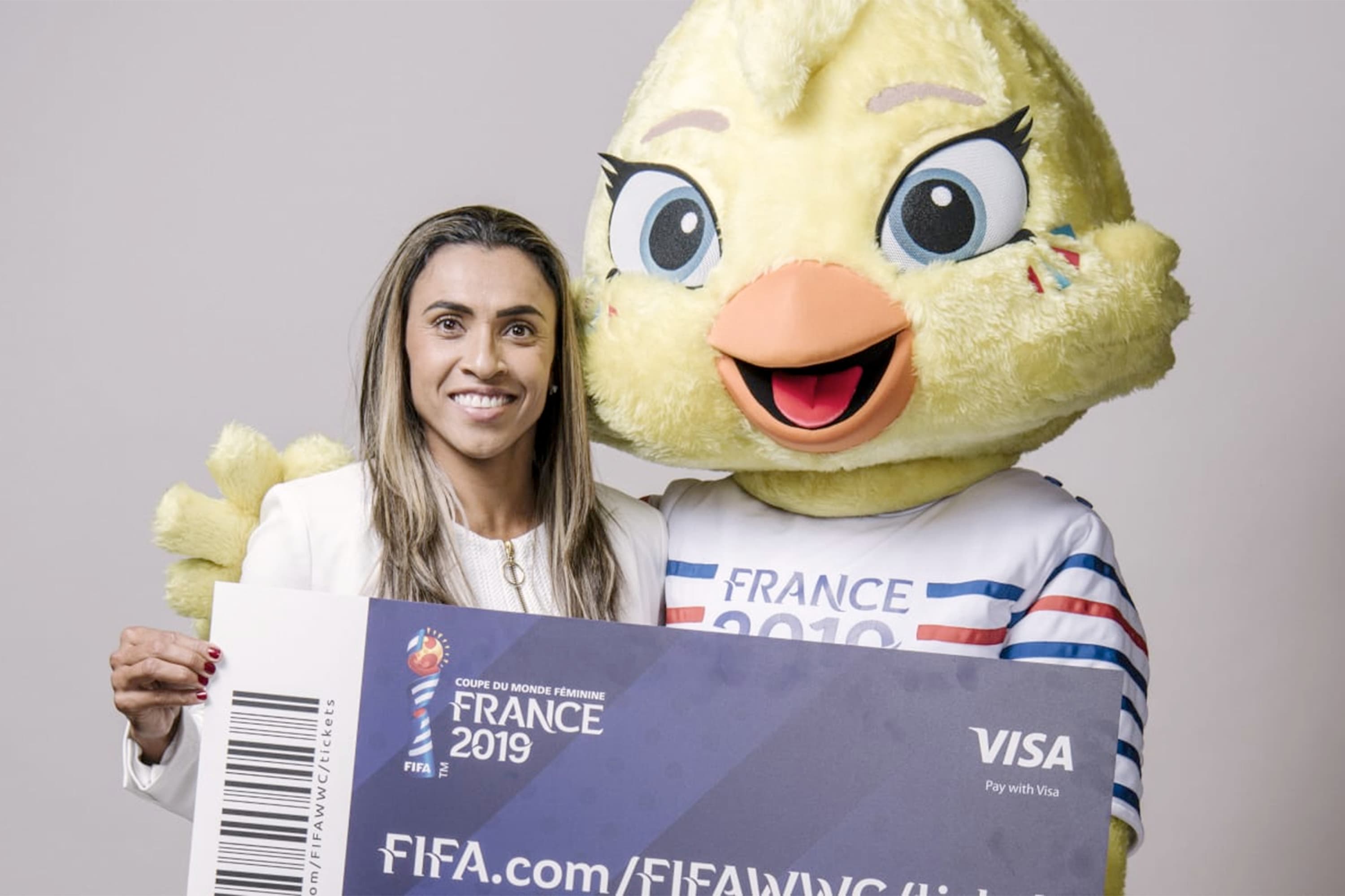 Marta posa para foto com mascote da Copa do Mundo Feminina que será disputada na França
