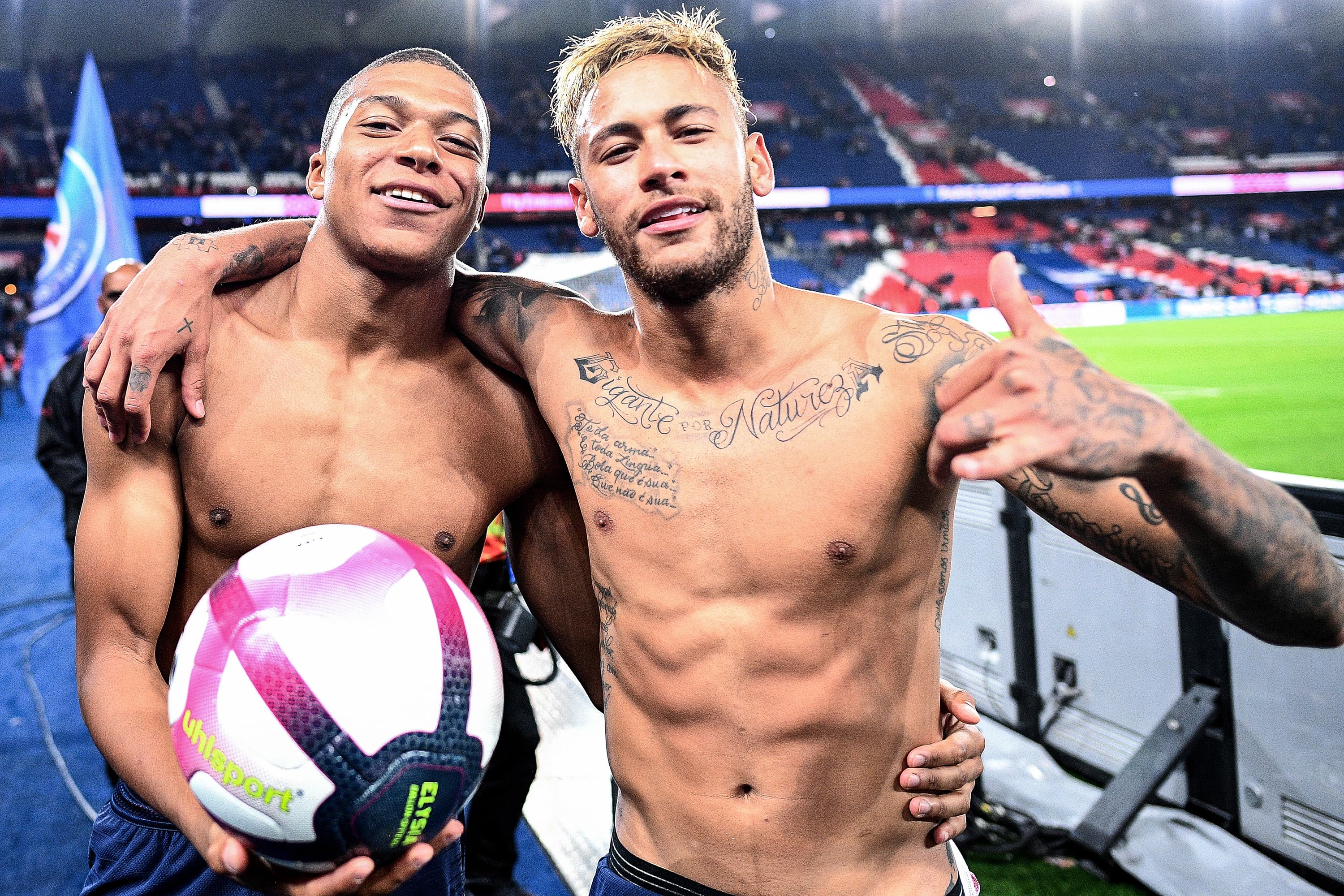 Os atacantes Kylian Mbappé e Neymar do PSG comemoram após vitória sobre o Lyon em partida válida pelo Campeonato Francês