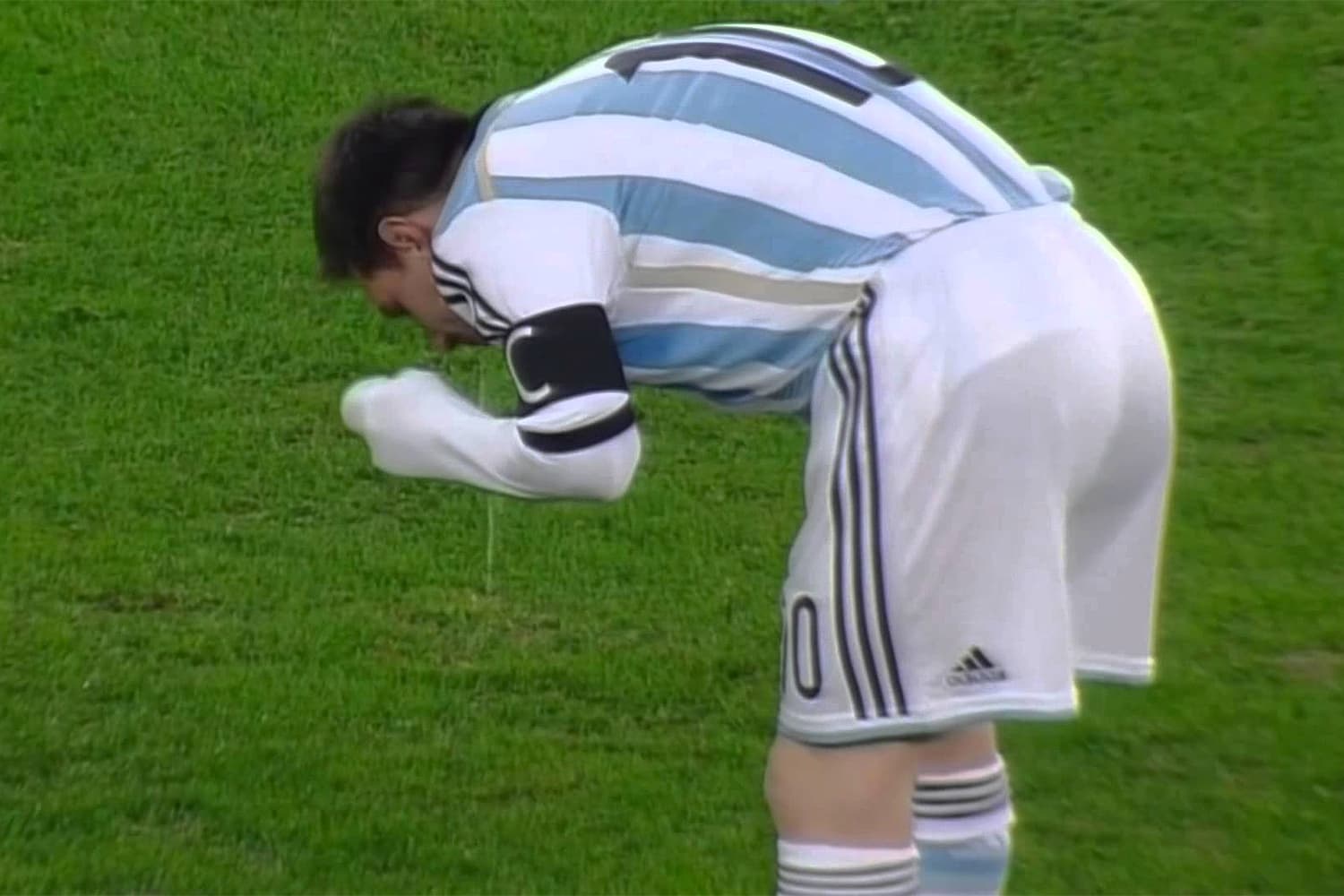 Messi vomita durante partida da Copa do Mundo 2014 contra a Rumania