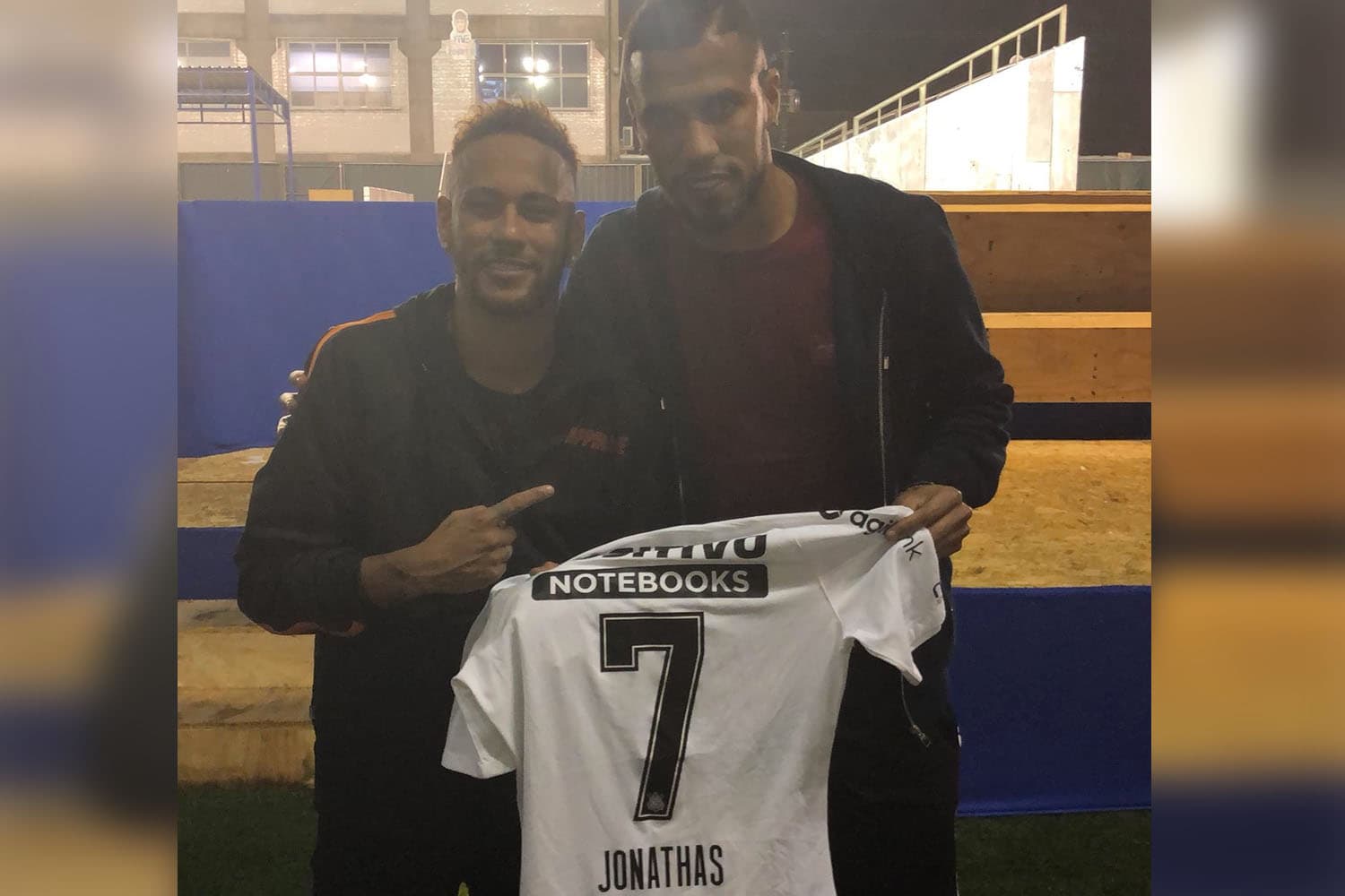 O atacante do Corinthians, Jonathas de Jesus, publica foto com Neymar no momento em que deixa sua camiseta com o atacante do PSG