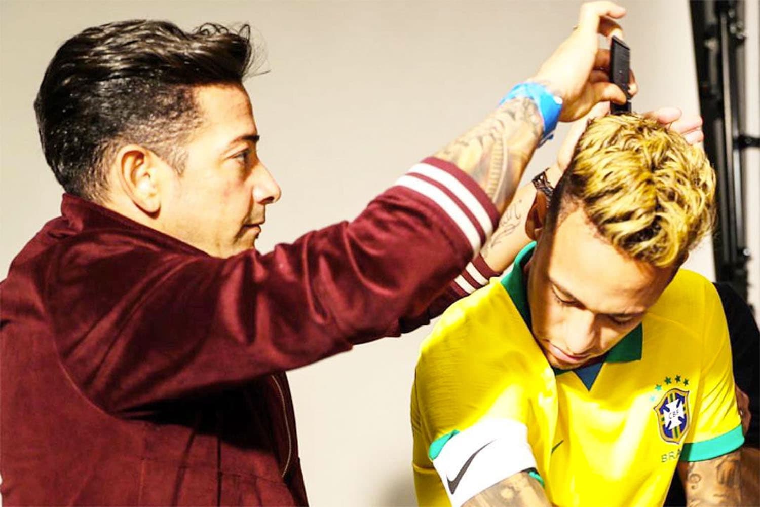 Wagner Tenório, cabeleireiro de Neymar, posta foto com o atacante usando a nova camisa da seleção