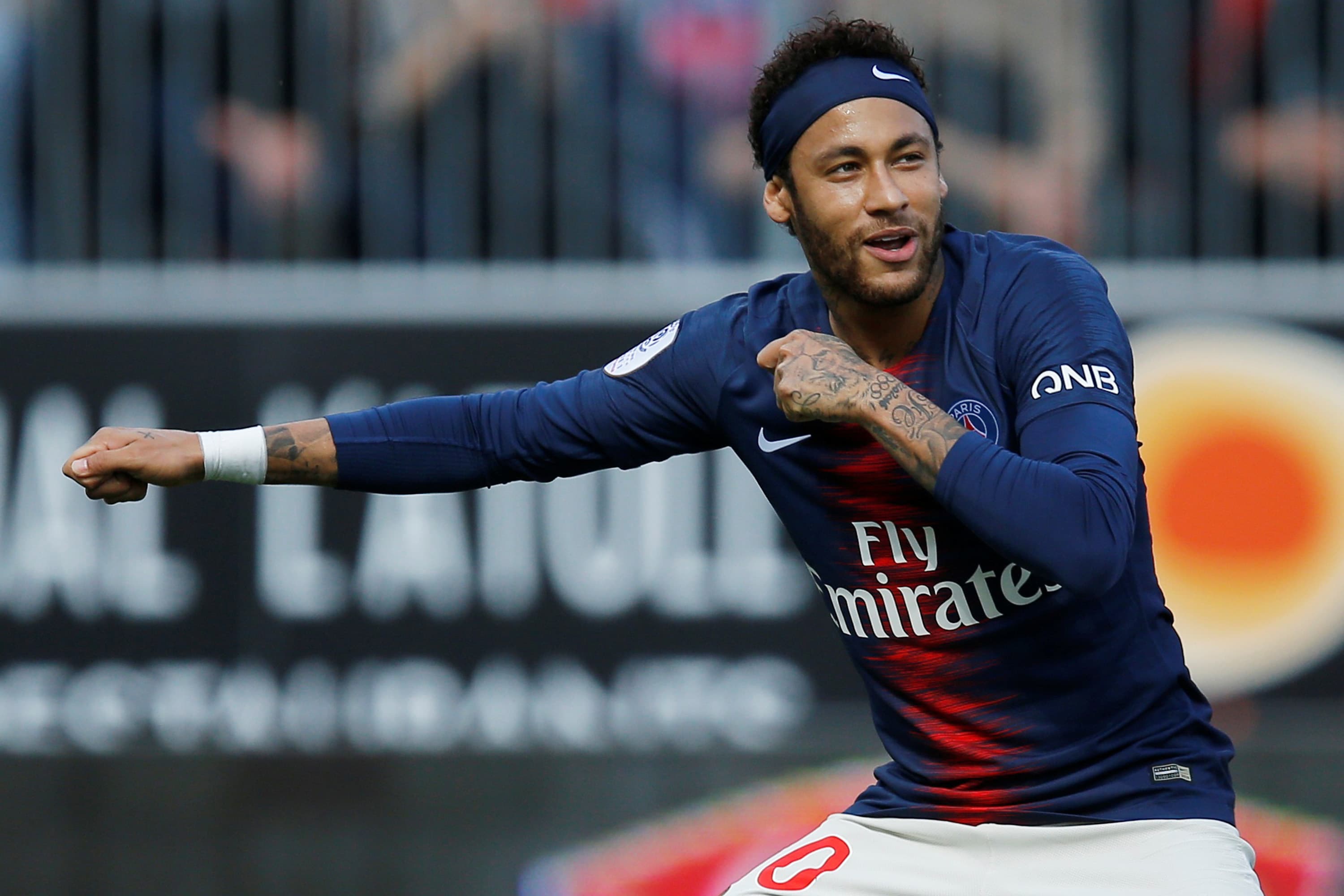 Neymar comemora gol na vitória do PSG sobre o Angers, em partida válida pelo campeonato francês