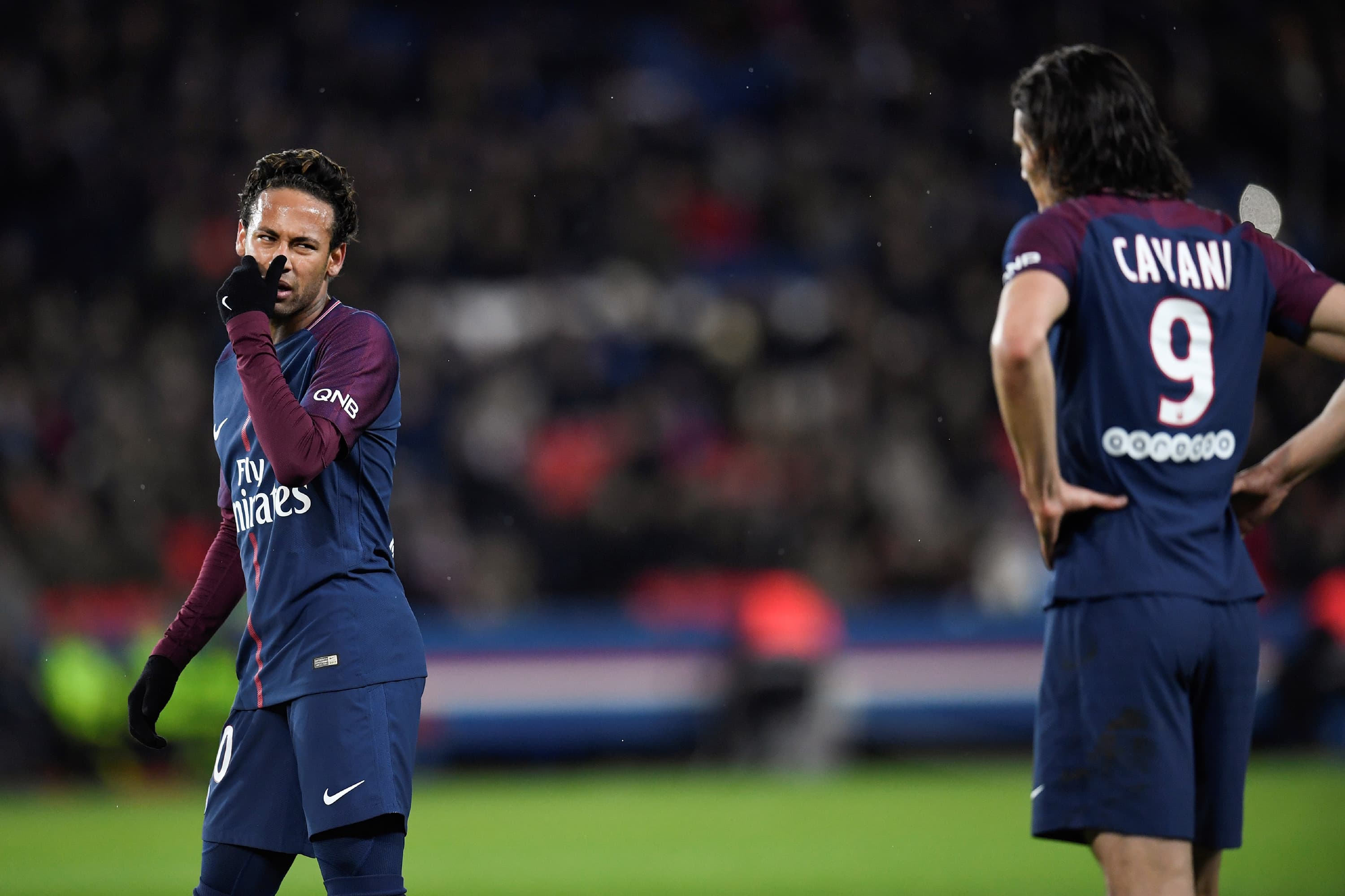 Neymar e Cavani durante partida do PSG contra o Dijon