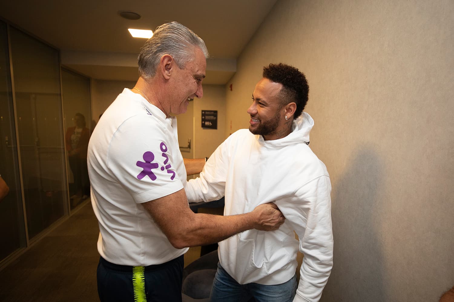 Tite cumprimenta Neymar durante visita do atacante à concentração da seleção brasileira em São Paulo