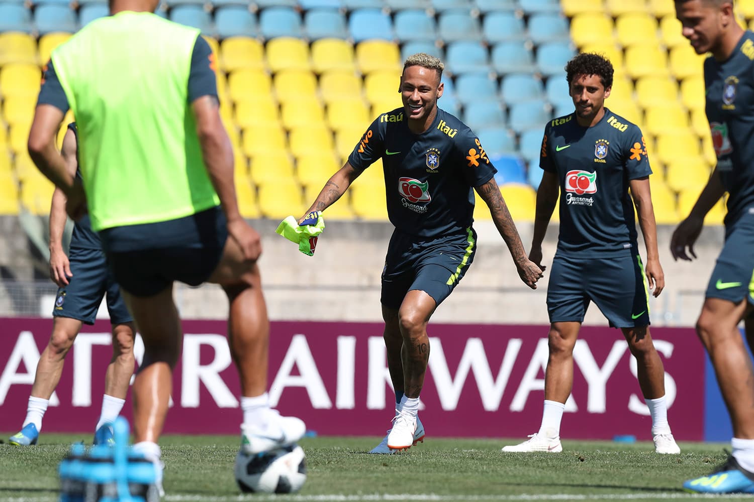 Neymar participa do treino da seleção após ter sentido dores no pé