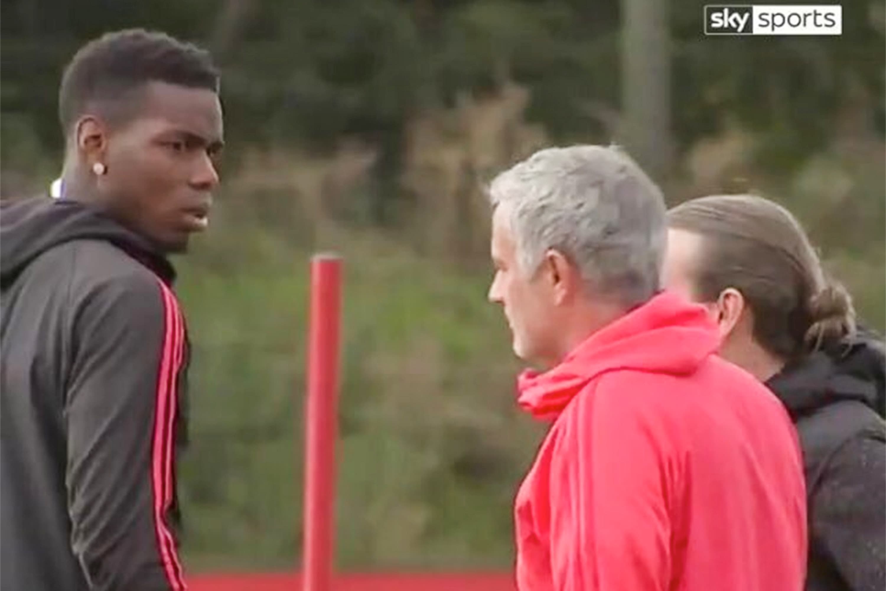 O meia francês Paul Pogba e treinador português José Mourinho se estranham durante treino do Manchester United