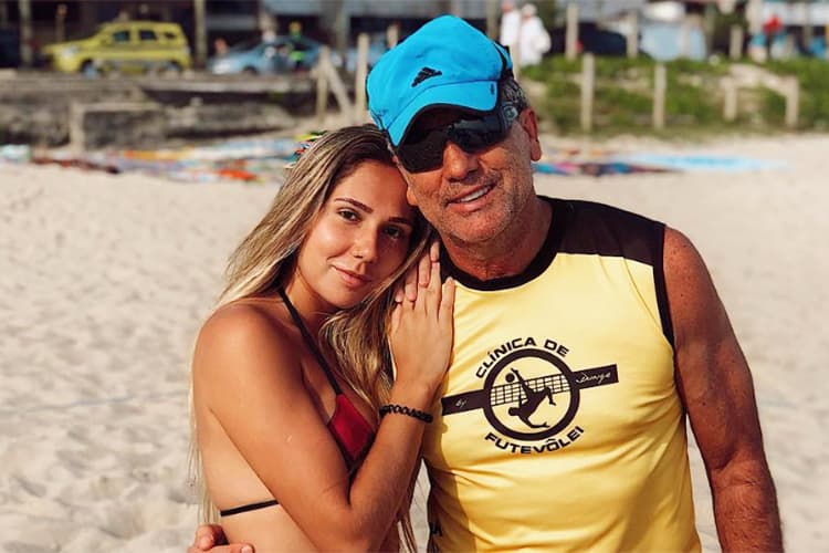 Renato Gaúcho e Carolina Portaluppi em praia no Rio de Janeiro