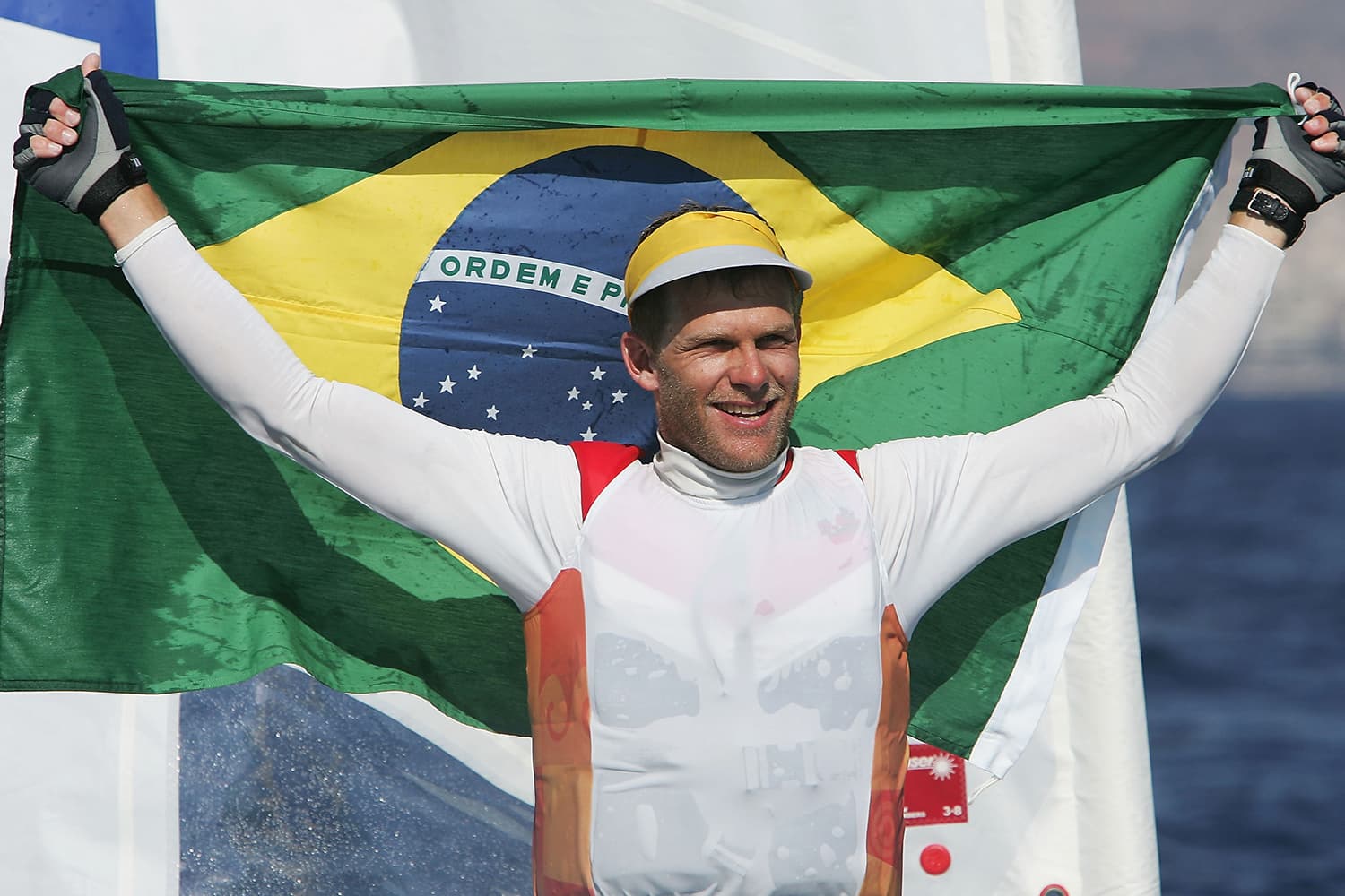 Robert Scheidt do brasil comemora sua medalha de ouro nos jogos olímpicos em Atenas, Grécia – 22/08/2004