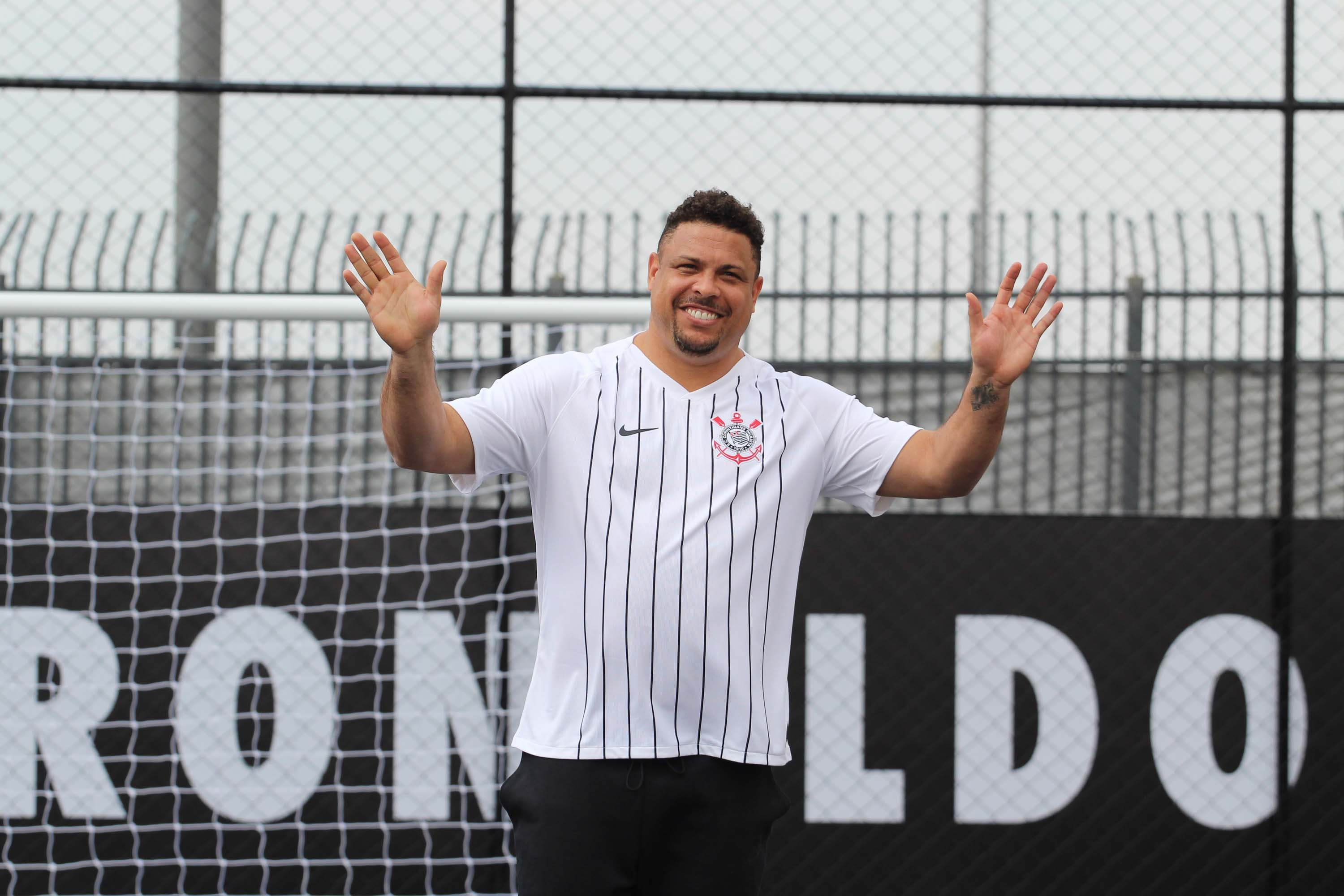 Ronaldo Fenômeno participa do lançamento dos novos uniformes do Corinthians em homenagem aos dez anos de sua chegada ao clube – 29/04/2019