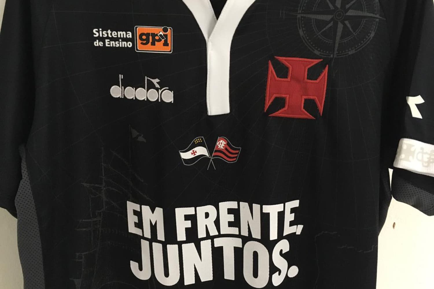 Camisa do Vasco em homenagem ao Flamengo