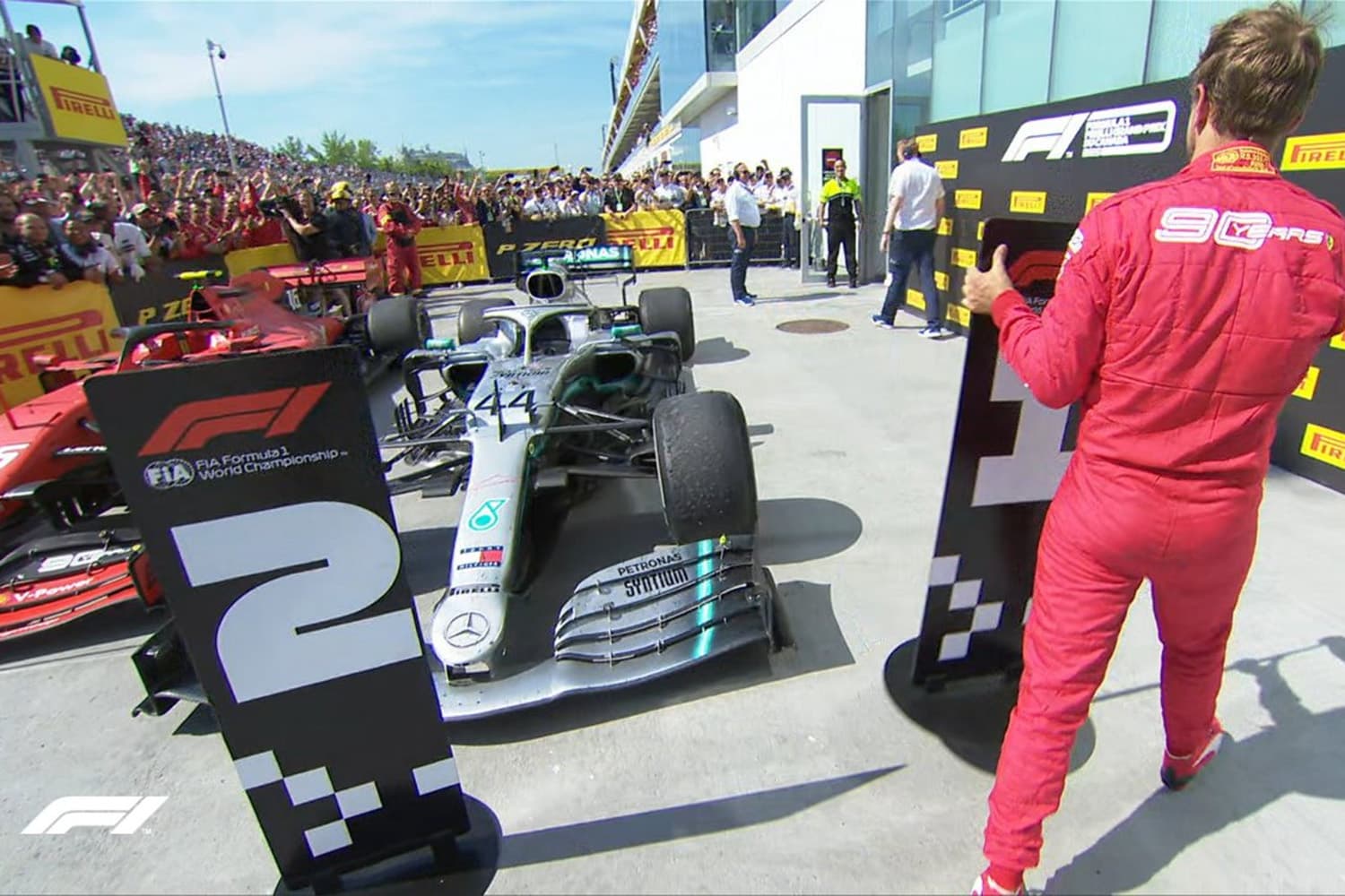 Descontente com punição, o alemão Sebastian Vettel não colocou sua Ferrari no local reservado aos vencedores e tirou a placa referente à primeira posição da frente do Mercedes de Lewis Hamilton