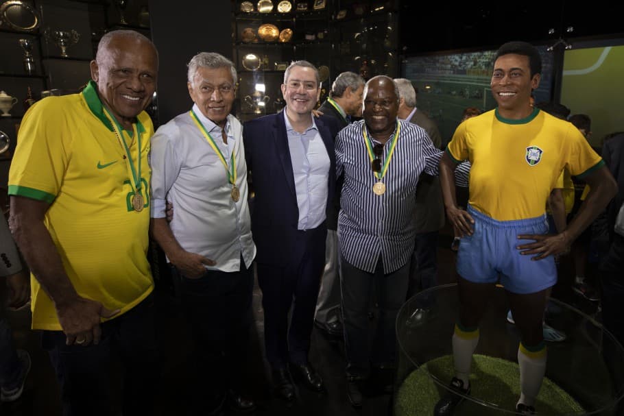 Os campeões da Copa do Mundo de 1970 se reúnem na CBF para a inauguração da estátua de Pelé. Da esquerda para direita, Dadá Maravilha, Clodoaldo, o presidente da entidade Rogério Caboclo, e Edu