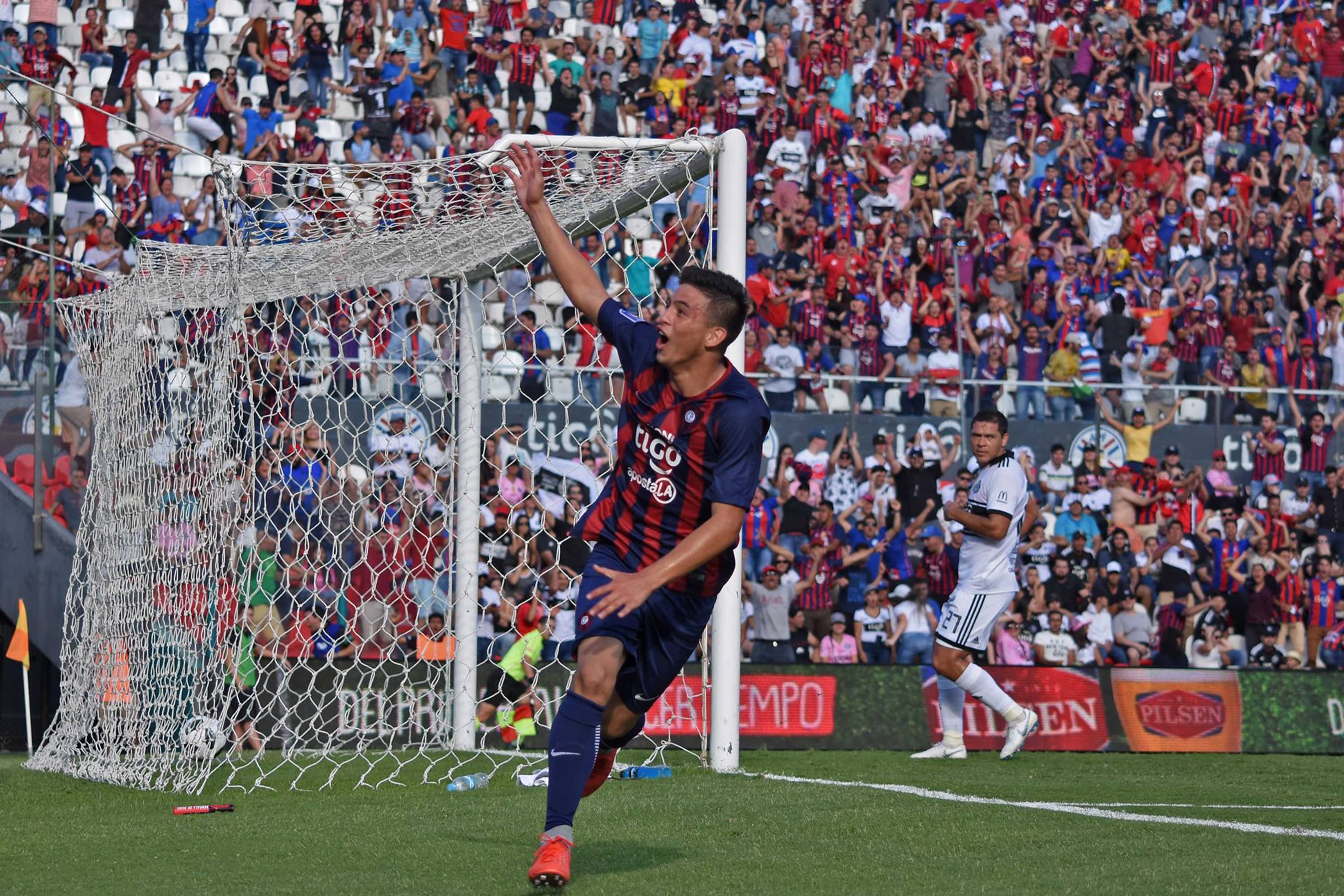 O atacante Fernando Ovelar do Cerro Porteño se tornou o jogador mais jovem a marcar numa partida profissional no Paraguai com apenas 14 anos, 9 meses e 27 dias