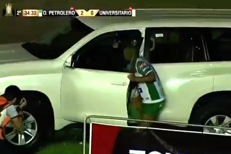 Atacante Freitas, do Oriente Petrolero, entrou no carro da patrocinadora após gol contra o Universitario