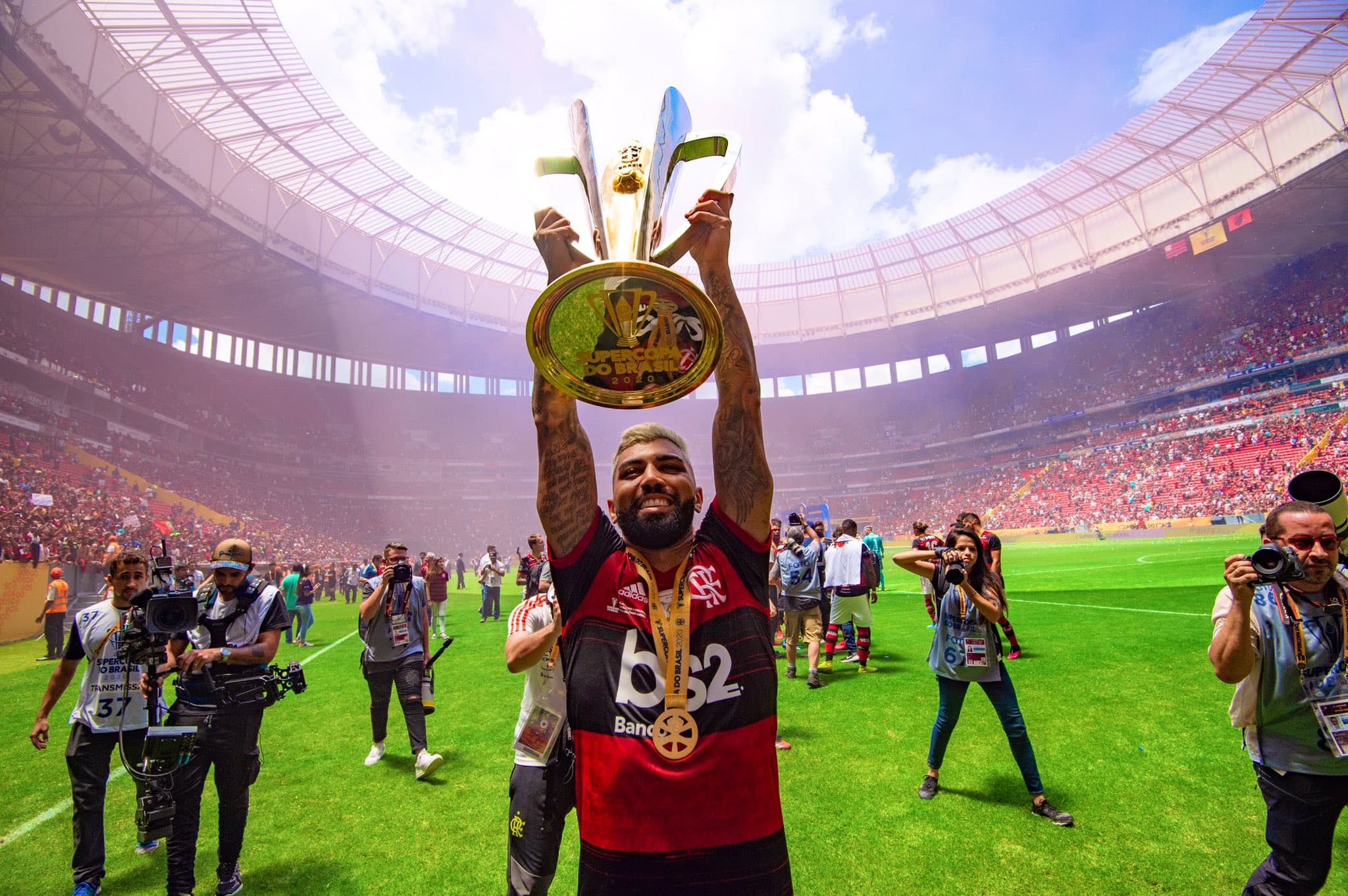 Gabriel Barbosa com a taça da Supercopa do Brasil, em Brasília