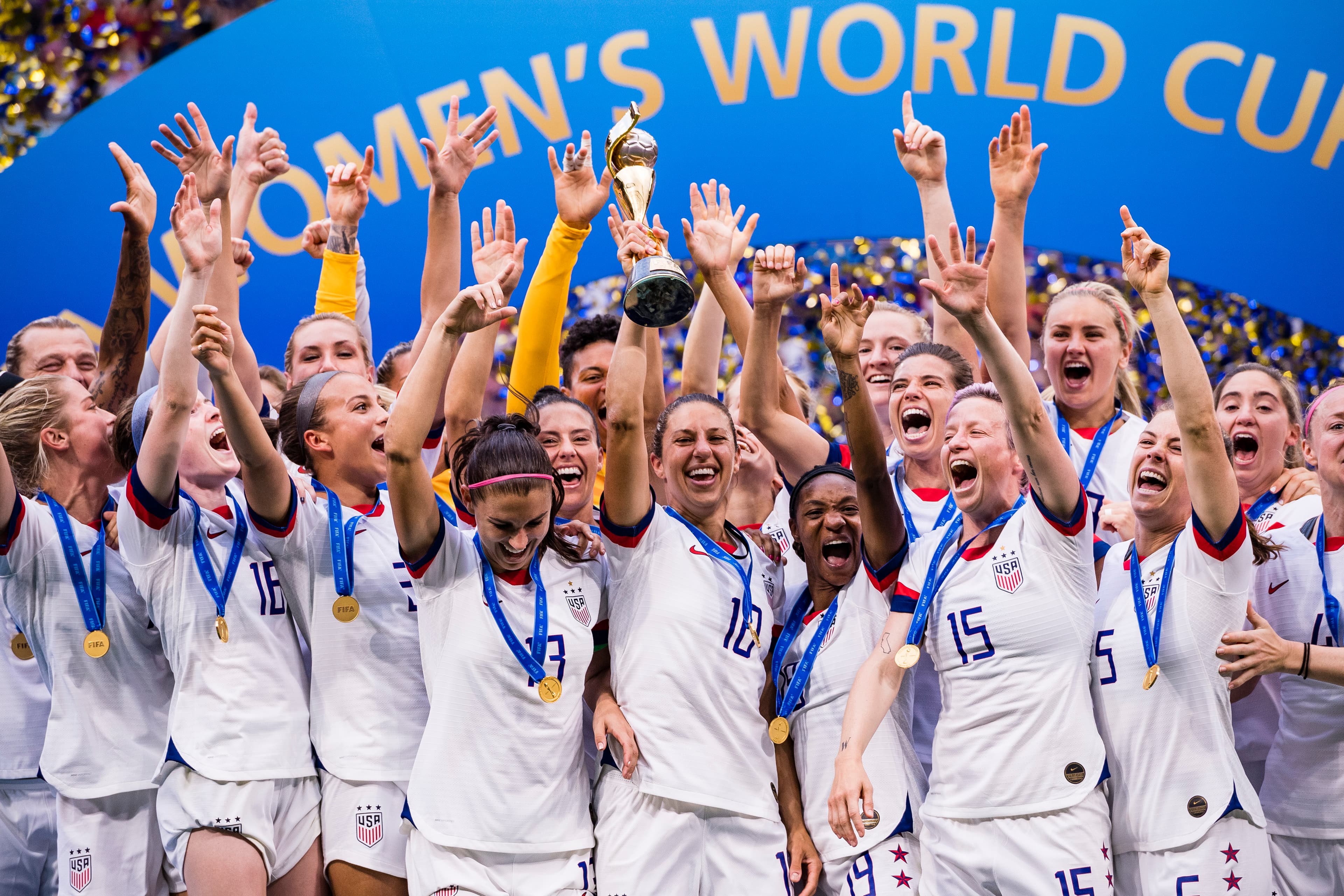 Jogadoras da seleção americana de futebol levantam a taça da Copa do Mundo de 2019