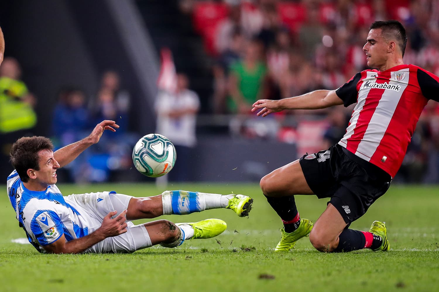 Mikel Oyarzabal, do Real Sociedad, e Dani Garcia, do Athletic Bilbao, durante partida da La Liga entre os times, no Estádio San Mamés
