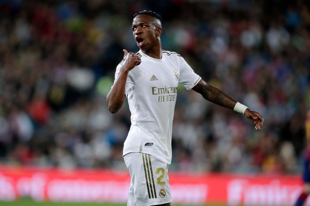 Vinicius Junior faz o gol do Real Madrid no clássico contra o Barcelona