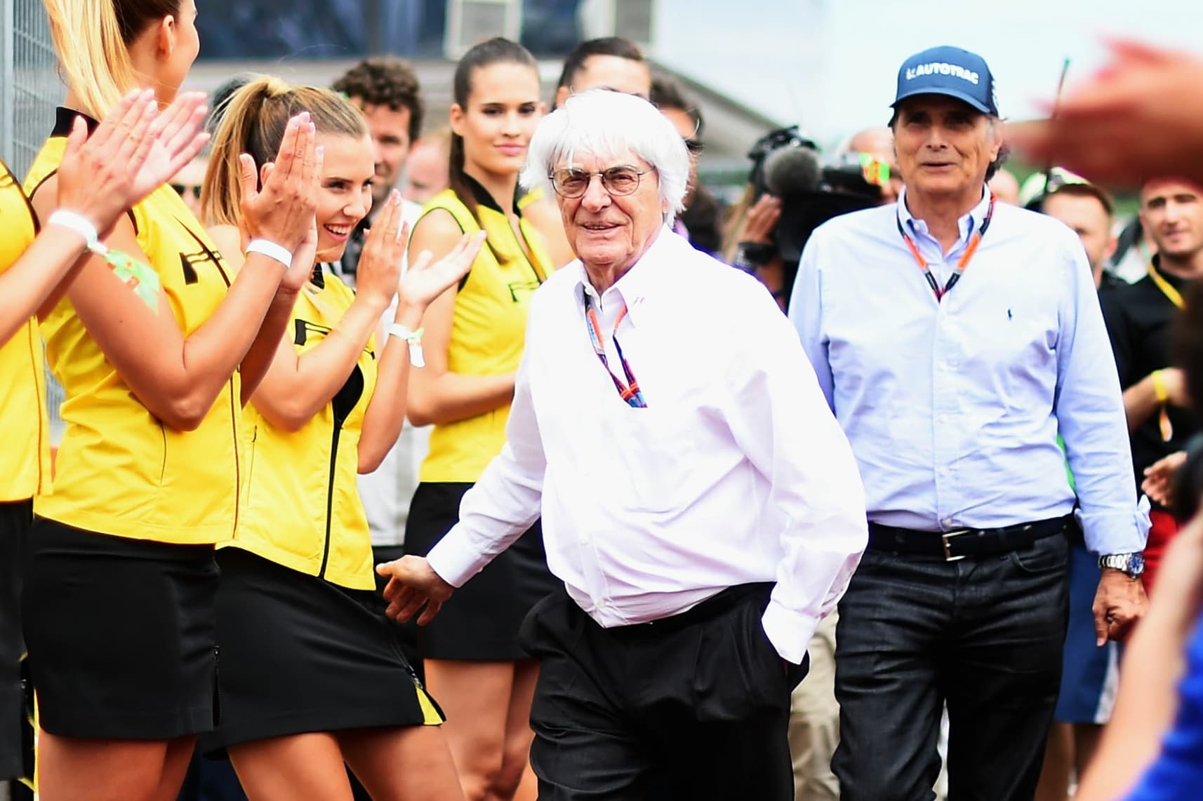 O ex-chefão da Fórmula 1 Bernie Ecclestone brinca com as grid girls antes do Grande Prêmio da Hungria em 2015