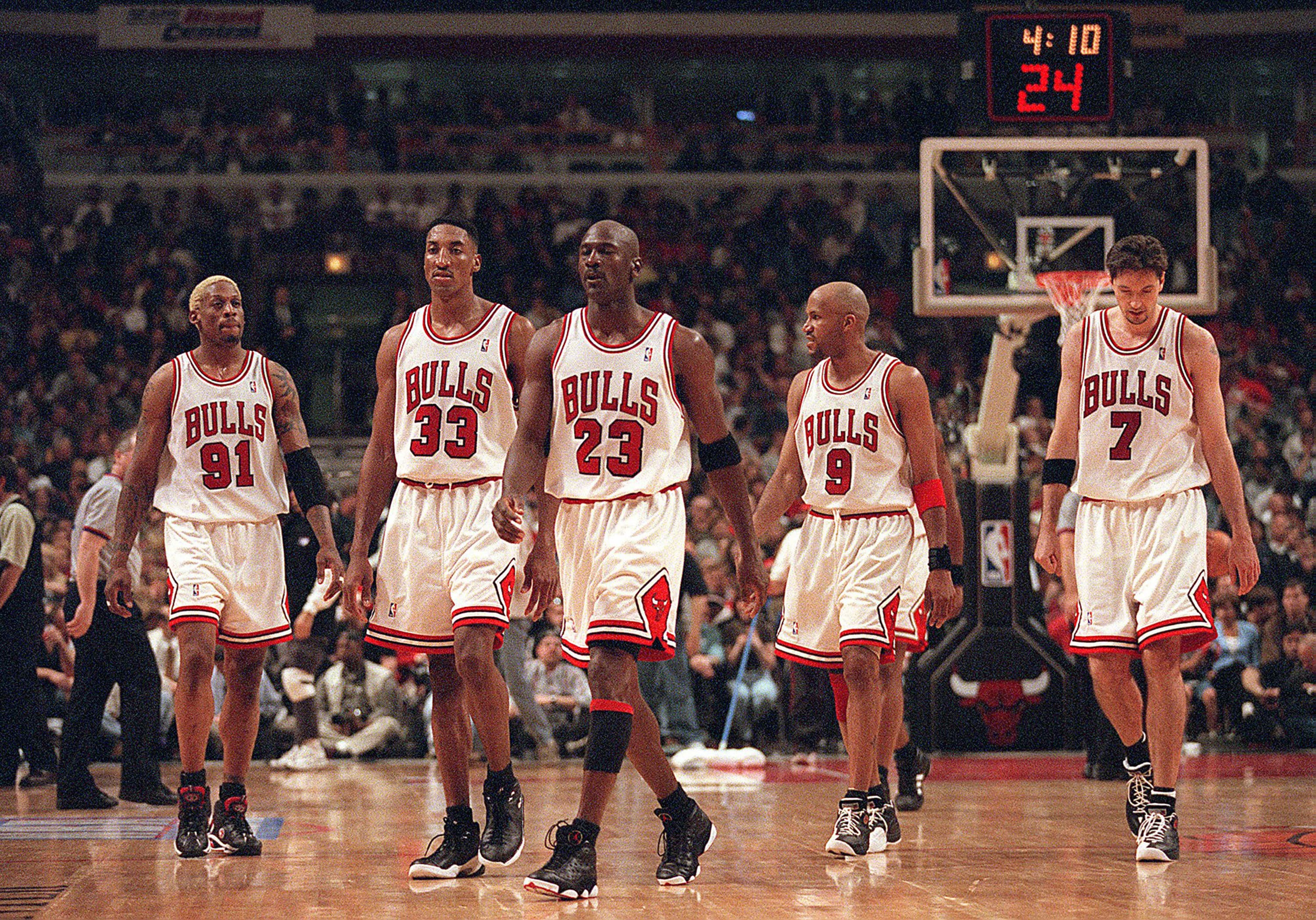 Dennis Rodman, Scottie Pippen, Michael Jordan, Ron Harper and Toni Kukoc, jogadores do Chicago Bulls entre 1996 e 1998