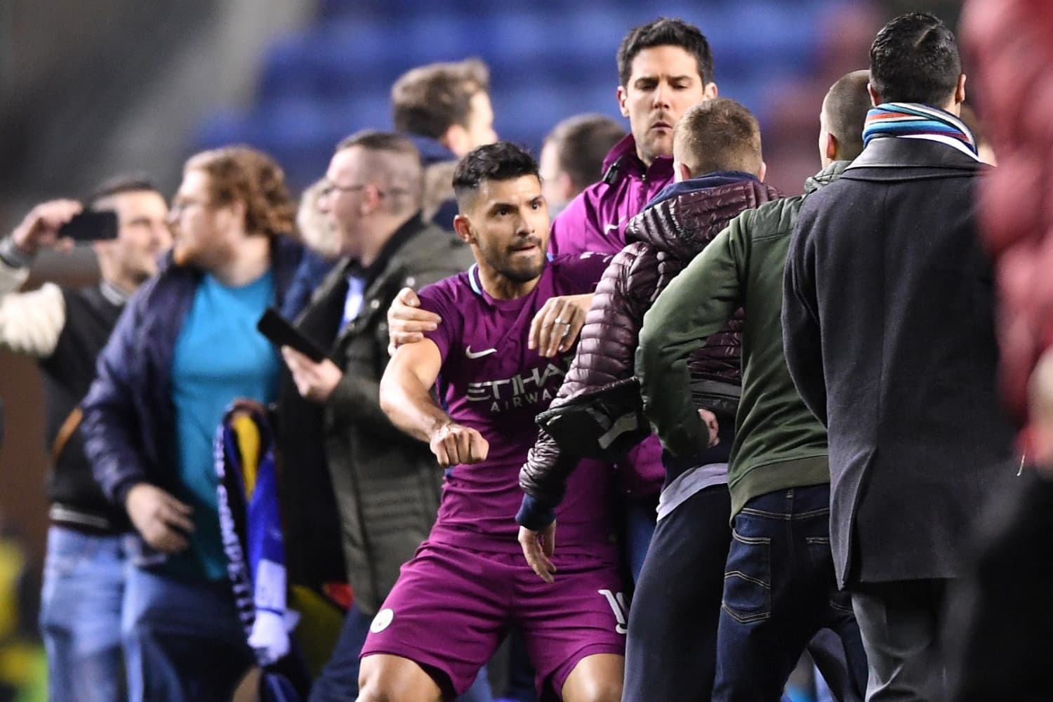 O argentino Aguero se envolve em confusão com torcedores após derrota do Manchester City para o Wigan na Copa da Inglaterra