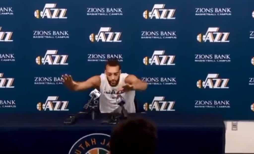 Rudy Gobert, do Utah Jazz, tocou nos microfones de jornalistas