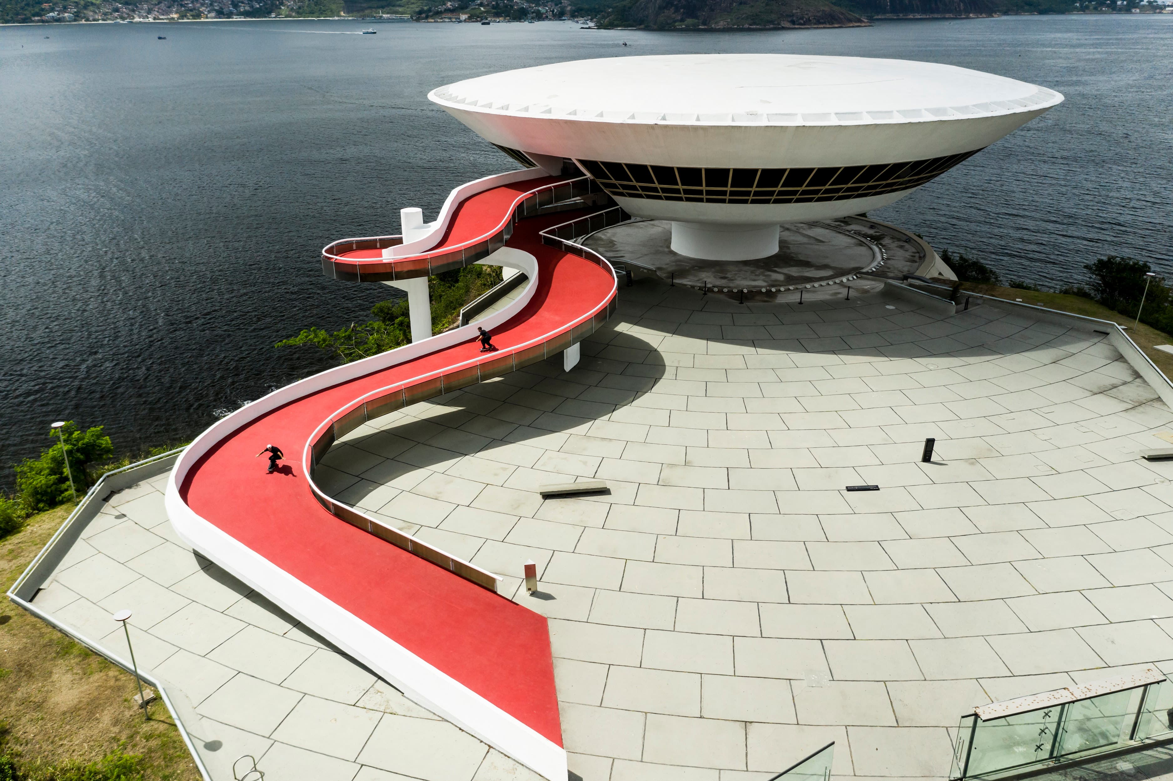 Os skatistas brasileiros Pedro Barros e Murilo Peres transformam obras de Oscar Niemeyer em pistas