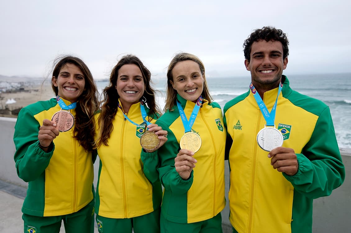 Nicole Pacelli, Chloé Calmon, Lena Guimarães e Vinnicius Martins: os quatro medalhistas brasileiros do surfe no Pan de Lima.