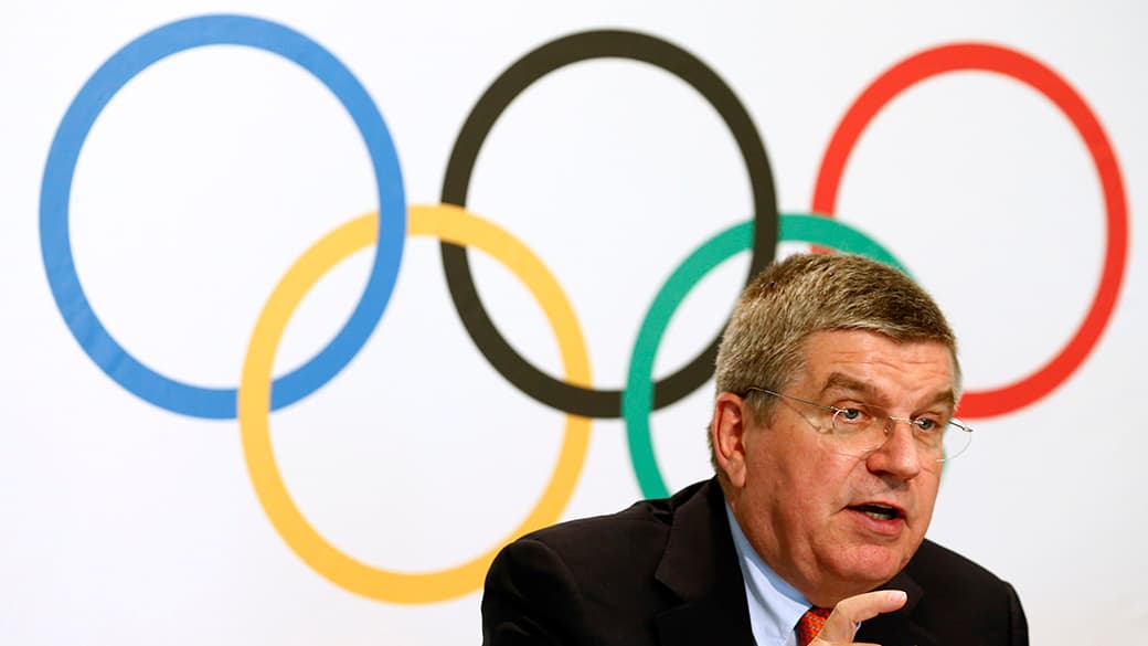 O presidente do Comitê Olímpico Internacional (COI), Thomas Bach, em entrevista após reunião do conselho executivo, em Lausanne, na Suíça