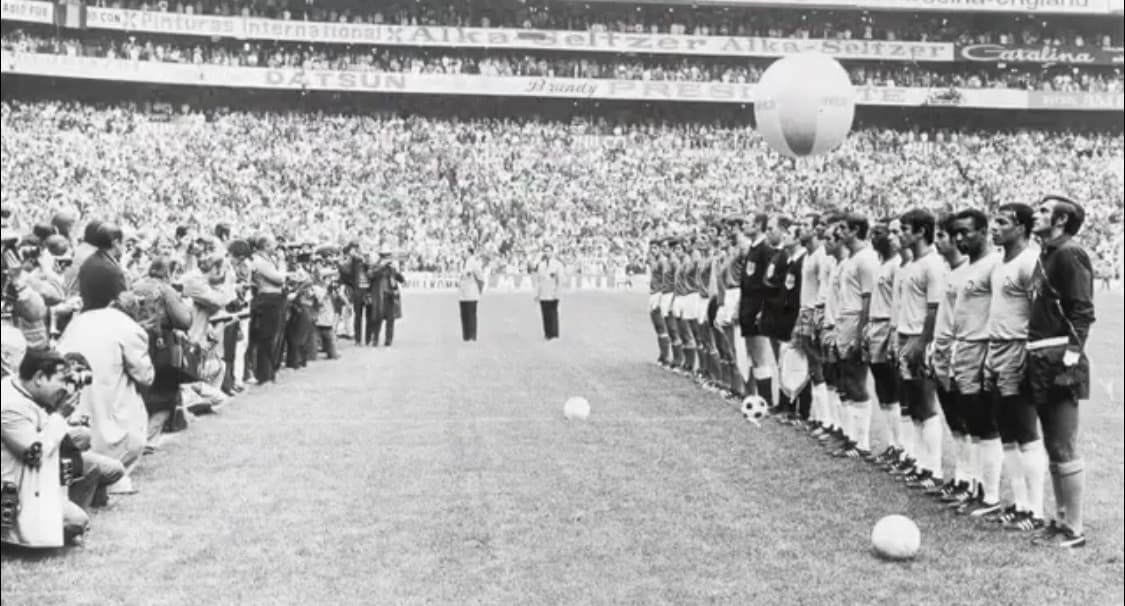 Brasil e Itália perfilados às vésperas do apito inicial para a final da Copa do Mundo de 1970, no México