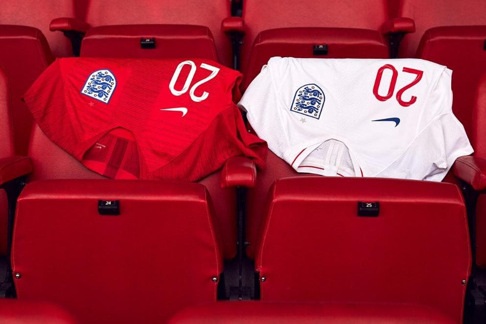Uniformes da Inglaterra terão o número abaixo do logo da fornecedora
