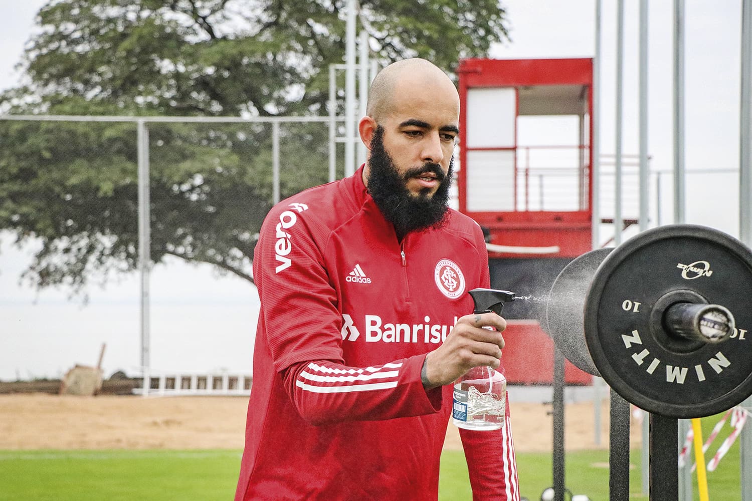 TIRANDO A FERRUGEM - O goleiro Danilo Fernandes, do Internacional, no retorno aos treinos: nada de bola por enquanto