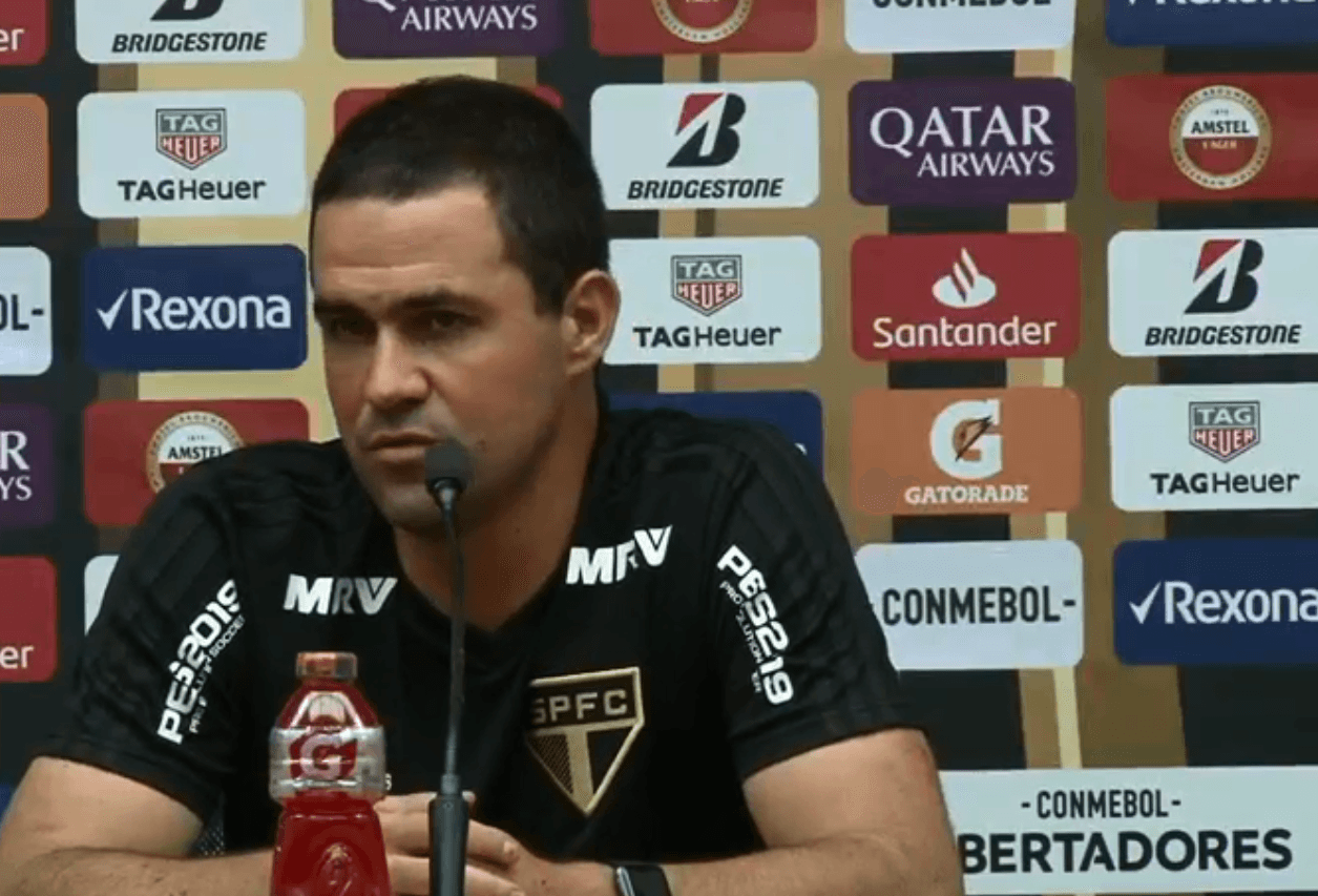André Jardine concede entrevista coletiva após eliminação do São Paulo para o Talleres